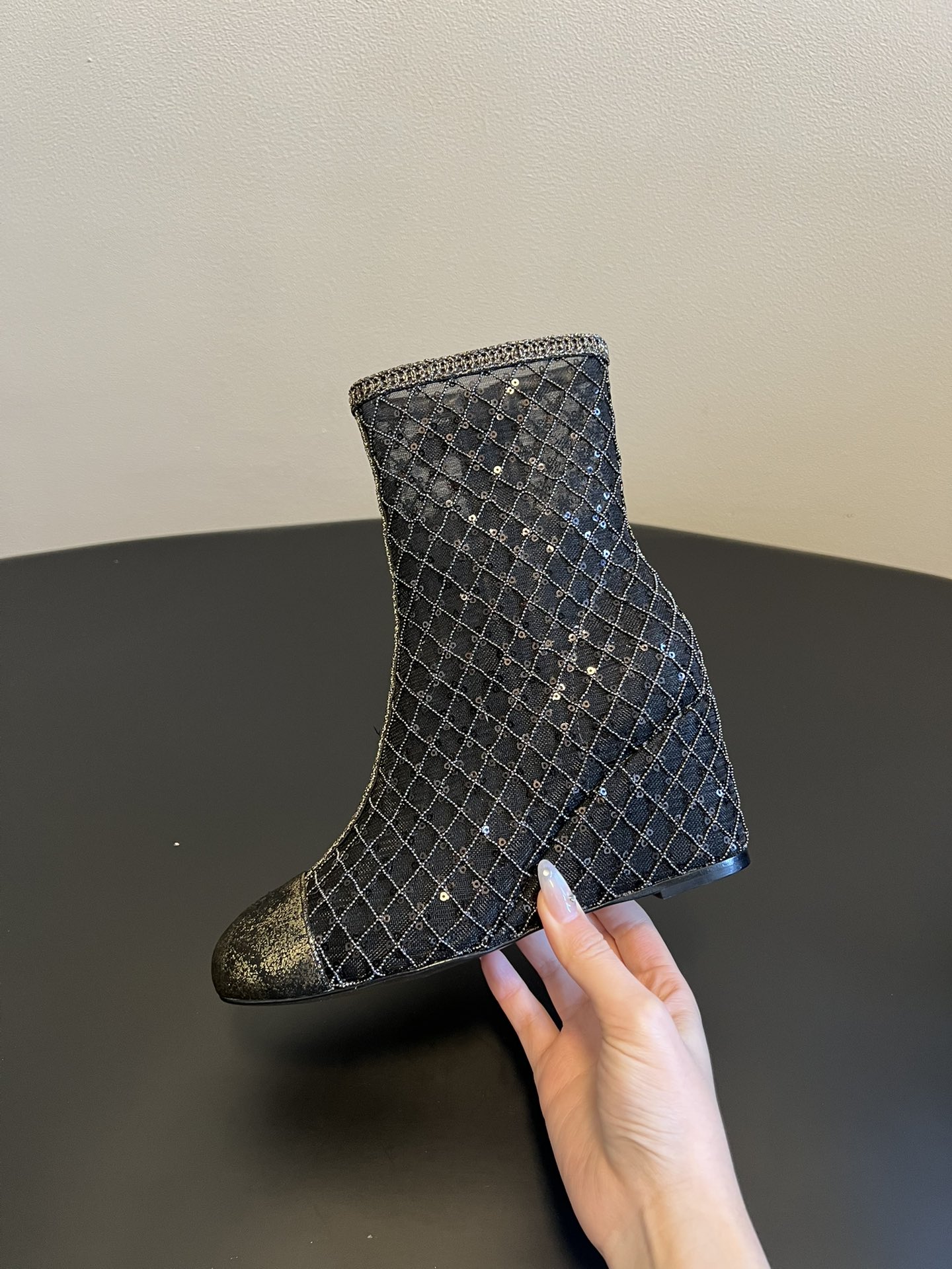 Chane*26ss新款网格编织闪片坡跟短靴延续香奈儿标志性的菱格纹，以编织网格形式呈现，搭配金属质感鞋