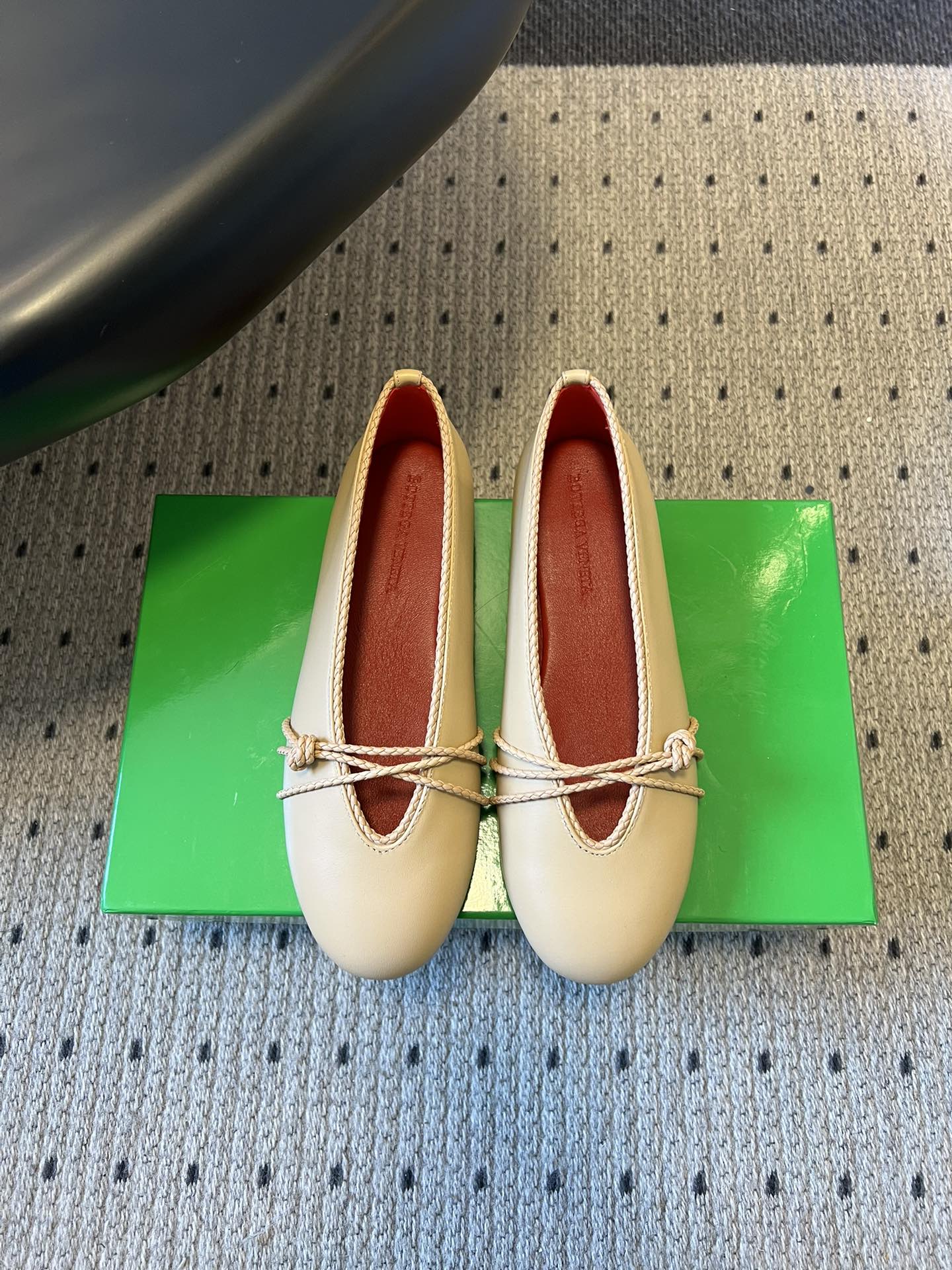 NO:707530,Top quality Bottega Venet*26ss early spring new braided rope ballet flat shoes adopt the basic version of ballet flat shoes, with simple and smooth lines, combined with BV's iconic soft leather texture, weakening the sweet elements and giving the shoe a minimalist and modern style.  Covering cream yellow, off-white, dark brown, burgundy, lake blue, black and red contrasting colors, there are both low-saturated Morandi colors and high-contrast contrasting colors, suitable for different wearing styles; the reddish brown color inside forms a unified visual clue and enhances the sophistication of details. Upper sheepskin lining sheepskin outsole Genuine leather injection molded outsole Size 35-41 (customized sizes 40 and 41 are not returnable) Heel height 2cm, single shoes, Bottega Veneta, Bottega  veneta,flats,sheepskin19860909顶级品质 Bottega Venet*26ss早春新款编织绳芭蕾平底鞋单鞋 采用芭蕾平底鞋基础版型,线条简约流畅,结合BV标志性的柔软皮革质感,弱化甜美元素,赋予鞋型极简现代的风格. 涵盖奶油黄、米白、深棕、酒红、湖蓝、黑红撞色等配色,既有低饱和莫兰迪色,也有高对比撞色,适配不同穿搭风格；内里红棕色系形成统一视觉线索,提升细节精致度. 鞋面羊皮 内里羊皮 大底真皮注塑大底 size35-41码（40、41码定制不退换） 跟高2cm,单鞋,bottega veneta,bottega veneta,flats,sheepskin,Women's Shoes