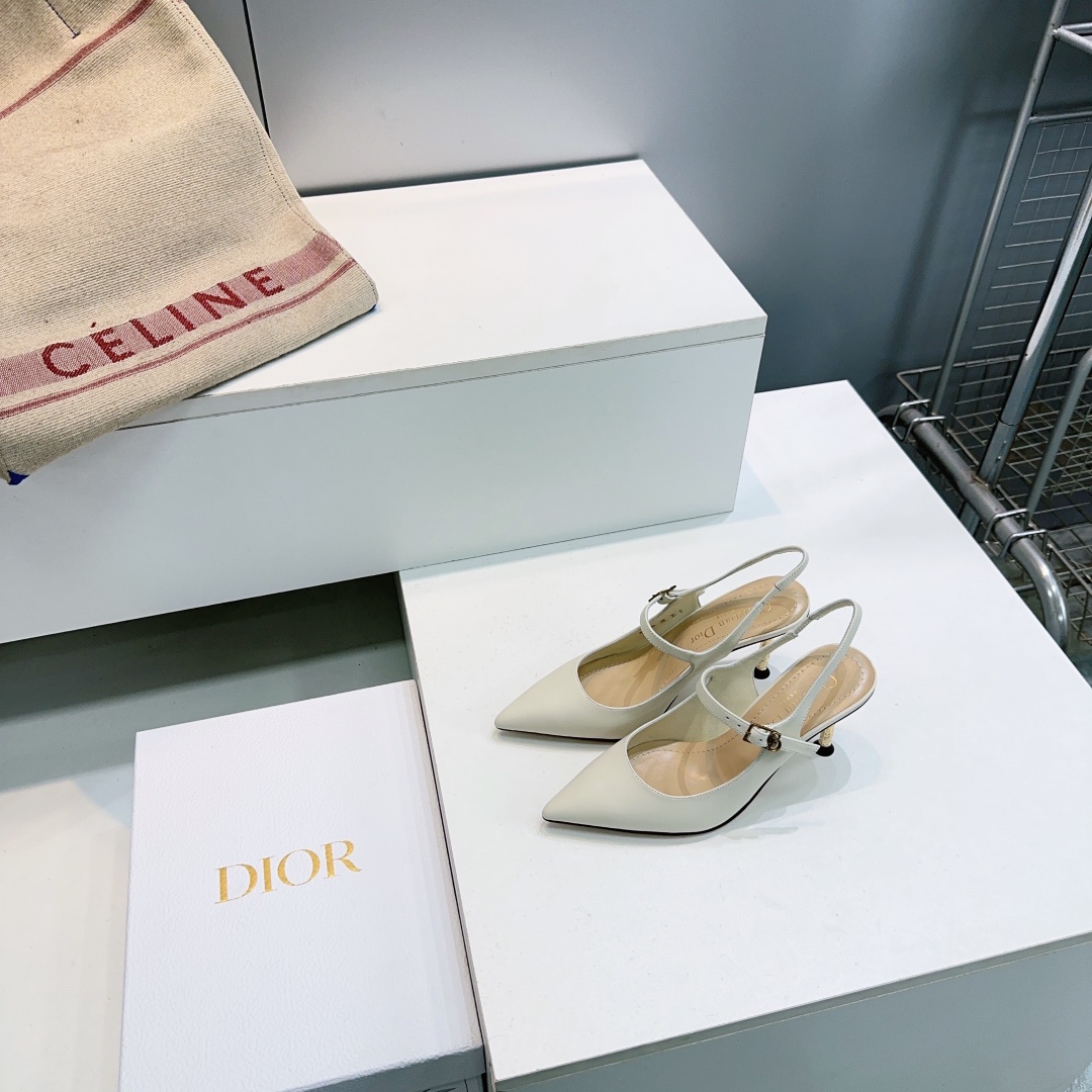 NO:721969,High quality!  Top quality!  Dior Dior 2026 spring and summer catwalk model one-line buckle pointed toe high heel back sandals!  Original purchase and development!  The last-shaped details of this shoe are perfectly restored. The upper is imported calfskin/soft patent leather, and the lining is made of delicate sheepskin. You can judge the quality by looking at the details in real photos. It is a versatile model with a ladylike temperament for little women. It is a stunning shoe at first sight... I love it. The genuine leather outsole imported from Italy has a five-pointed star logo!  Heel height: 9cm Size: 35-42 (404142 customized, non-refundable) Comes with original packaging, high heels, dior, dior, sandals, high heels, cowhide, sheepskin, Leather soles19860909高品质！顶级品质！Dior迪奥2026春夏走秀款一字扣带尖头高跟后空凉鞋！ 原版购入开发 ！完美还原这款鞋的楦形细节 鞋面进口小牛皮/软漆皮,内里垫脚细腻羊皮,看细节实拍认品质,小小女人名媛气质百搭款,一眼惊艳的鞋子…. 爱了爱了,意大利进口真皮大底带五角星标！ 跟高:9cm 码数:35-42(404142订做不退换) 配原版包装,高跟鞋,dior,dior,sandals,high heels,cowhide,sheepskin,Leather soles,Women's Shoes