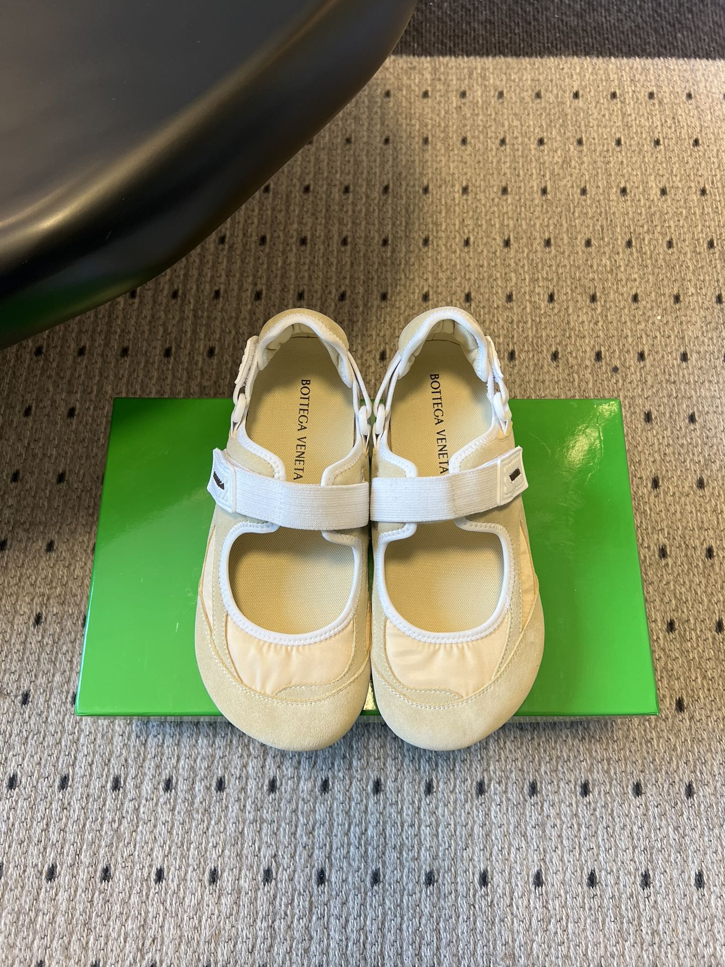 NO:707552,Top-quality Bottega Venet*26ss early spring new round-toe Velcro Mary Jane casual shoes combine the soft silhouette of ballet flats with the strap design of Mary Jane shoes and the rubber soles of sports shoes to create a cross-border style of 'ballet sneakers' that breaks the boundaries between elegance and leisure.  Velcro straps replace traditional buckles, making it easier to put on and take off; there are no redundant decorations on the shoe body, and only the brand logo is marked on the tongue, continuing BV's minimalist and low-key design language. Under the classic minimalist framework, incorporating sports and leisure elements, it is BV's modern reshaping of retro ballet shoes, reflecting the brand's innovative exploration of materials and styles. Upper cow suede/cloth Lined sheepskin outsole Original molded outsole size 35-41 (customized sizes 40 and 41 are not returnable)  Heel height 2cm, ballet shoes,bottega veneta,bottega veneta,mary jane,flats,sneakers,sheepskin19860909顶级品质 Bottega Venet*26ss早春新款圆头魔术贴玛丽珍休闲鞋 将芭蕾平底鞋的柔美轮廓与玛丽珍鞋的绑带设计、运动鞋的橡胶鞋底结合,打造出“芭蕾运动鞋”的跨界风格,打破优雅与休闲的边界. 魔术贴绑带替代传统搭扣,穿脱更便捷；鞋身无多余装饰,仅在鞋舌处标注品牌标识,延续BV极简低调的设计语言.在经典极简框架下,融入运动休闲元素,是BV对复古芭蕾鞋的现代重塑,体现品牌对材质与版型的创新探索. 鞋面牛反绒/布 内里羊皮 大底原版开模大底 size35-41码（40、41码定制不退换） 跟高2cm,芭蕾舞鞋,bottega veneta,bottega veneta,mary jane,flats,sneakers,sheepskin,Women's Shoes