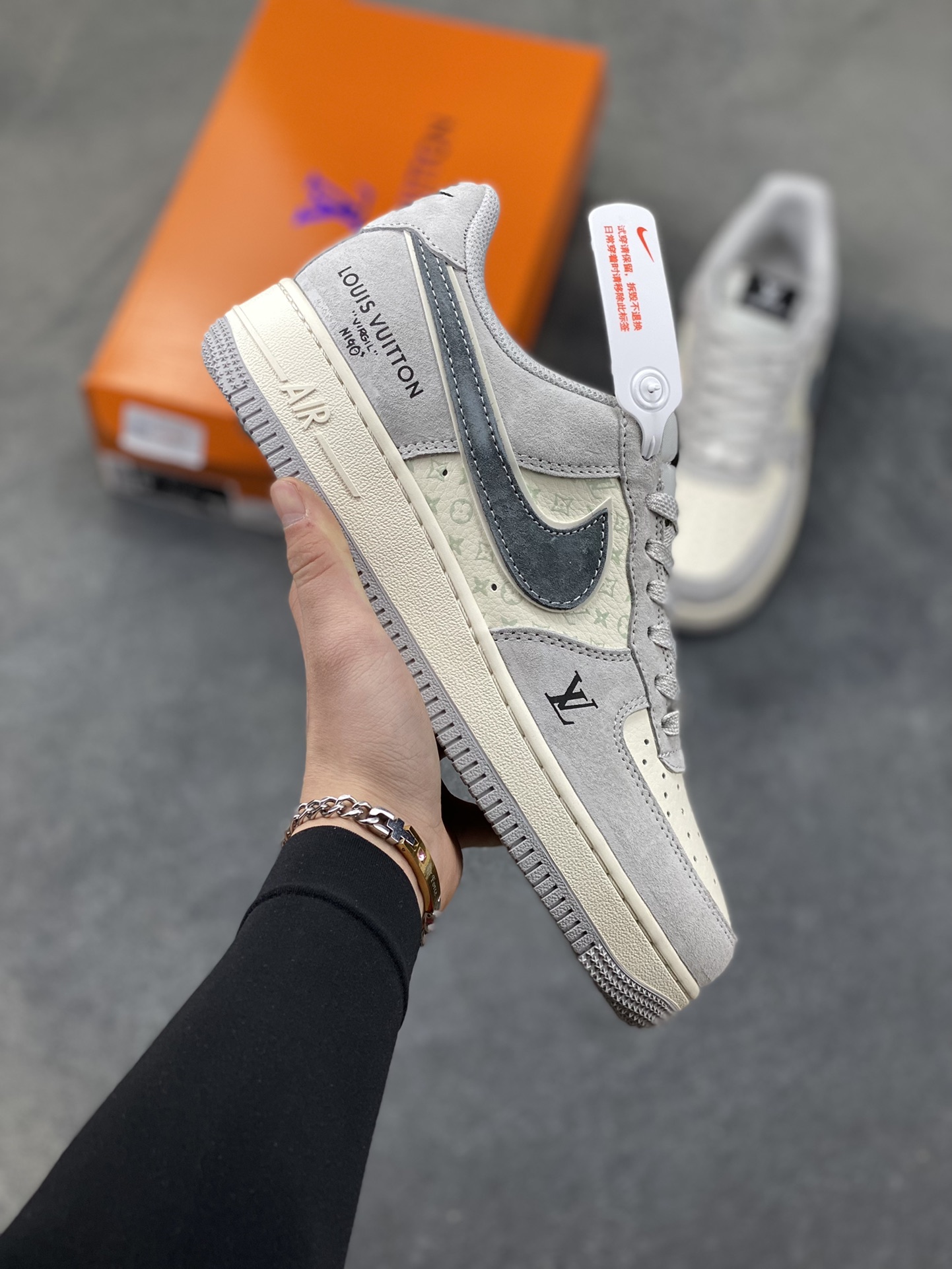 本地自取💰230
Nike Air Force 1 Low x LV联名款｜CX5050-Y46

 当经典传奇遇上奢品顶流，这双Nike Air Force 1 Low与LV联名的CX5050-Y46，直接把潮流与奢华的融合推到新高度，堪称鞋圈“王炸”联名款！鞋身以雾霾灰麂皮为主调，质感细腻得能触摸到高级感，米白色鞋头与鞋身拼接处暗藏LV经典老花暗纹，低调中透着奢牌的辨识度；鞋侧的Swoosh标志选用深灰磨砂材质，与浅灰鞋身形成层次碰撞，鞋身外侧印刻的“LOUIS VUITTON”字样和LV标识，将联名身份高调彰显，每一处细节都透着匠心设计。

 作为Air Force 1的经典款型，脚感依旧在线：内置Air Sole气垫加持，踩屎感轻盈又柔软，日常通勤、逛街暴走都毫无压力；橡胶外底搭配经典的AF1纹路，耐磨性与防滑性兼备，兼顾颜值与实用性。鞋型延续了AF1的百搭基因，不管是搭配牛仔裤、运动裤还是休闲西装，都能轻松打造高街轻奢风，轻松成为穿搭中的点睛之笔。这款CX5050-Y46联名款，既是Nike空军一号的经典传承，也是LV奢品美学的潮流演绎，不管是收藏摆柜还是上脚出街，都是彰显品味与潮流态度的不二之选，潮人必备的“梦中情鞋”就是它！尺码:36 36.5 37.5 38 38.5 39 40 40.5 41 42 42.5 43 44 44.5 45