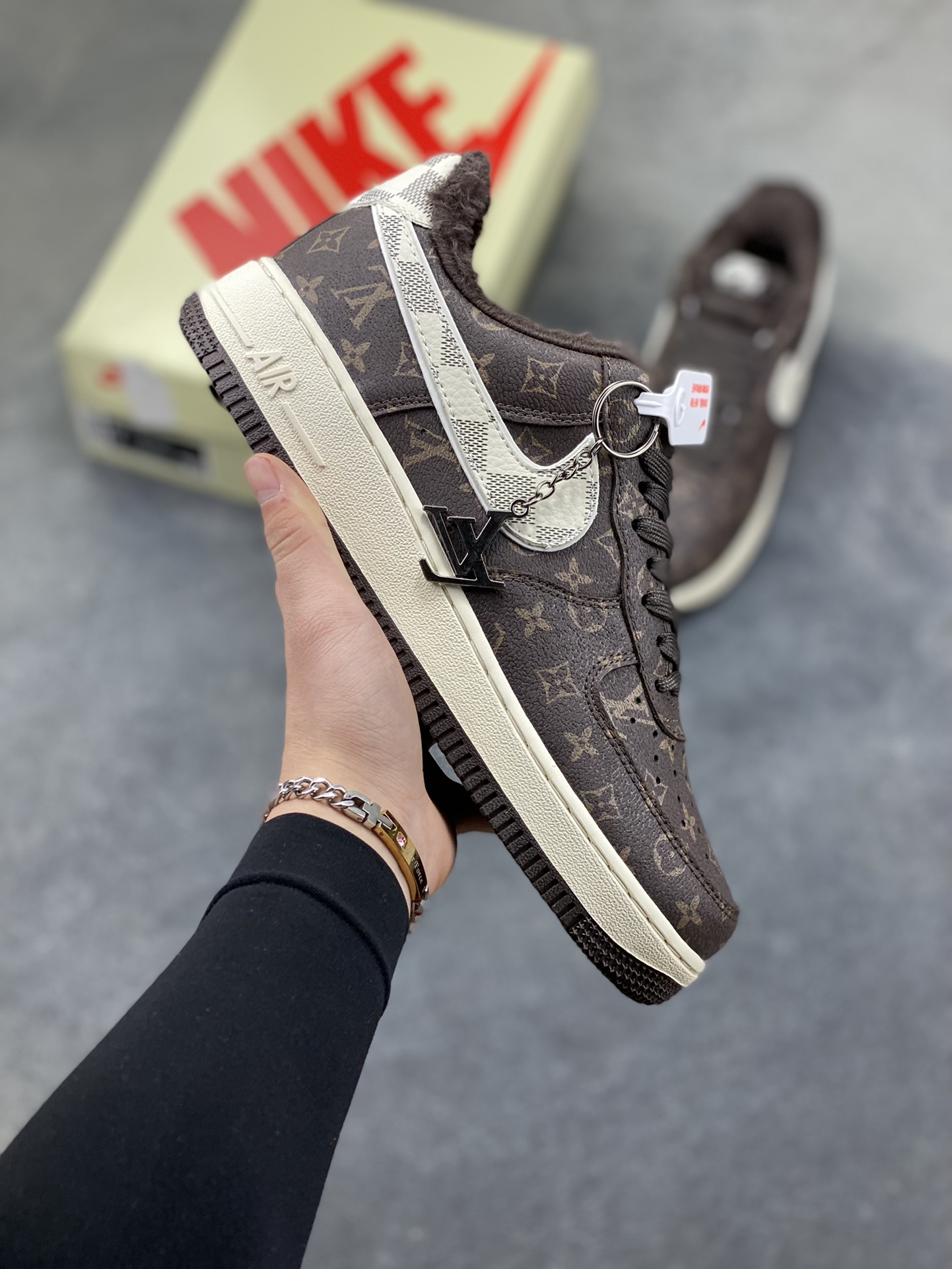 本地自取💰230
Nike Air Force 1 Low x LV加绒款｜XL1979-136
 当街头经典与奢品美学碰撞，再融入冬日暖心的加绒设计，这双Nike Air Force 1 Low与LV联名的XL1979-136，直接成为冬日潮流里的“奢暖天花板”，把颜值与实用主义做到极致！鞋身以经典咖色LV老花皮革为基底，满印的Monogram花纹瞬间拉满奢牌辨识度，复古又高级的质感扑面而来；鞋侧的Swoosh标志选用米白色菱格纹材质，与深咖鞋身形成鲜明撞色，边缘的缝线细节更是精致感拉满；鞋口处拼接柔软的深咖毛绒，不仅视觉上增添了冬日的温暖氛围，上脚更是亲肤保暖，告别秋冬穿鞋的冰冷不适感。
 作为Air Force 1的经典款型，性能与脚感依旧在线：内置Air Sole气垫带来轻盈的踩屎感，日常出行、通勤逛街都能享受舒适脚感；橡胶外底搭配AF1标志性的同心圆纹路，防滑耐磨两不误，兼顾了潮流外观与实用性能。而加绒的内里设计，让这双鞋打破了季节限制，秋冬季节上脚也能温暖又有型，不管是搭配复古工装裤、休闲牛仔裤还是毛呢阔腿裤，都能轻松打造高街轻奢风，成为穿搭中的吸睛利器。