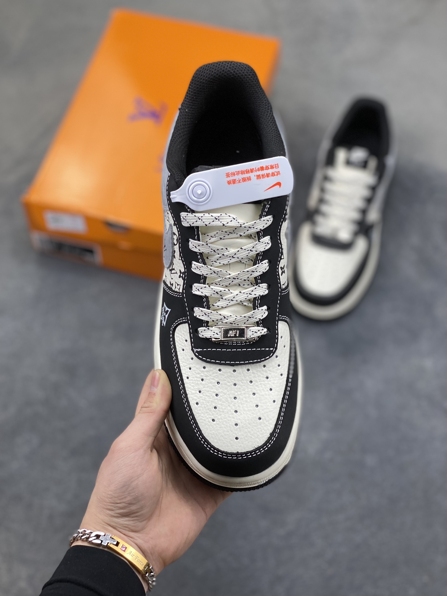 本地自取💰230
LV联名AF1帅到犯规！黑白灰配色低调高级，老花图案与LV标识交织，奢潮感拉满。经典空军一号鞋型，气垫中底带来舒适脚感，麂皮拼接鞋面质感独特，每一处细节都彰显联名品质，潮人必备的炸街神器，上脚瞬间气场拉满！
货号：KG6699-F28
Size：36 36.5 37.5 38 38.5 39 40 40.5 41 42 42.5 43 44 44.5 45