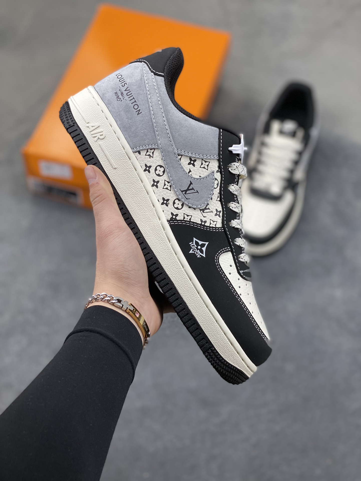 本地自取💰230
LV联名AF1帅到犯规！黑白灰配色低调高级，老花图案与LV标识交织，奢潮感拉满。经典空军一号鞋型，气垫中底带来舒适脚感，麂皮拼接鞋面质感独特，每一处细节都彰显联名品质，潮人必备的炸街神器，上脚瞬间气场拉满！
货号：KG6699-F28
Size：36 36.5 37.5 38 38.5 39 40 40.5 41 42 42.5 43 44 44.5 45