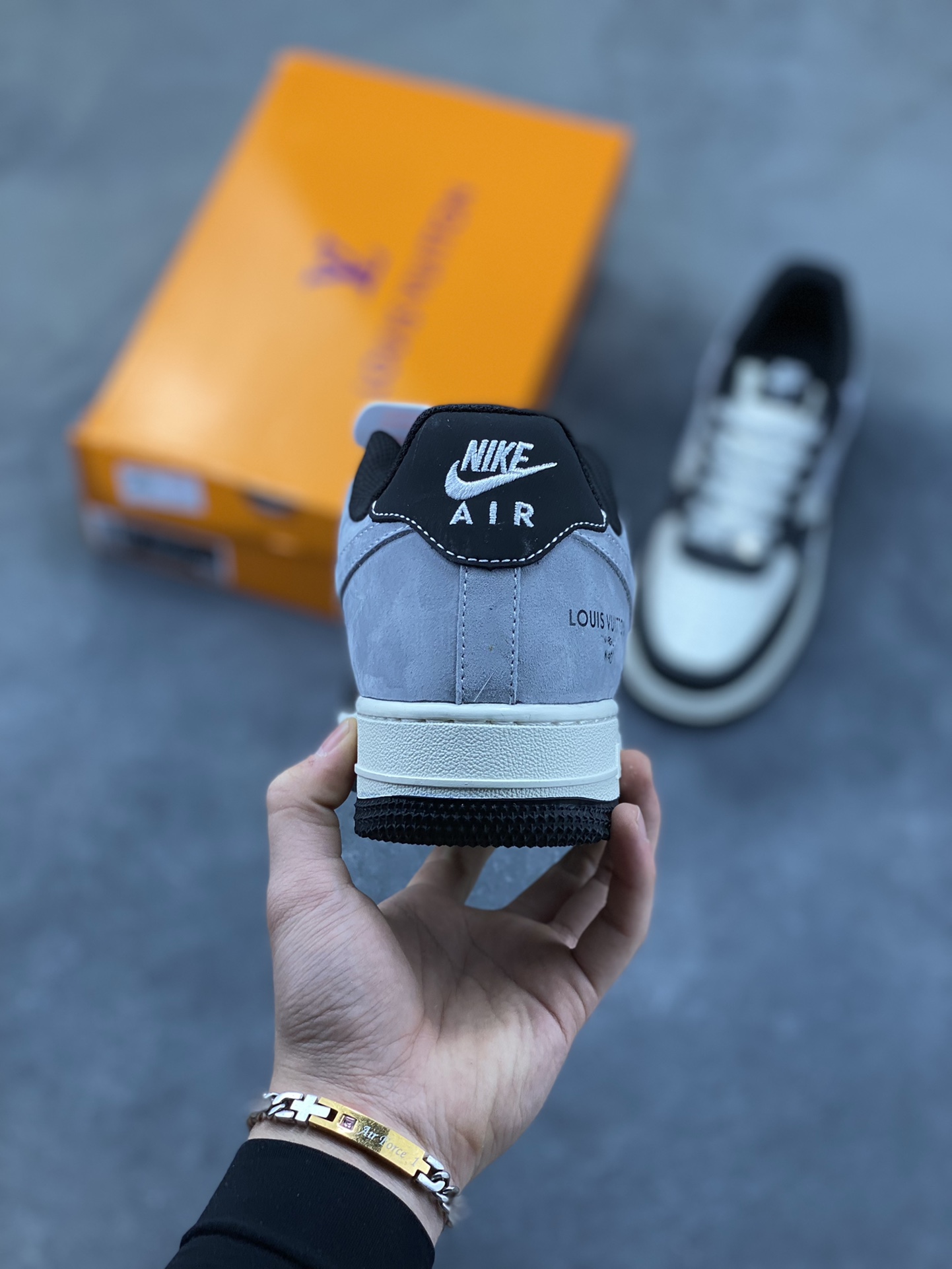 本地自取💰230
LV联名AF1帅到犯规！黑白灰配色低调高级，老花图案与LV标识交织，奢潮感拉满。经典空军一号鞋型，气垫中底带来舒适脚感，麂皮拼接鞋面质感独特，每一处细节都彰显联名品质，潮人必备的炸街神器，上脚瞬间气场拉满！
货号：KG6699-F28
Size：36 36.5 37.5 38 38.5 39 40 40.5 41 42 42.5 43 44 44.5 45