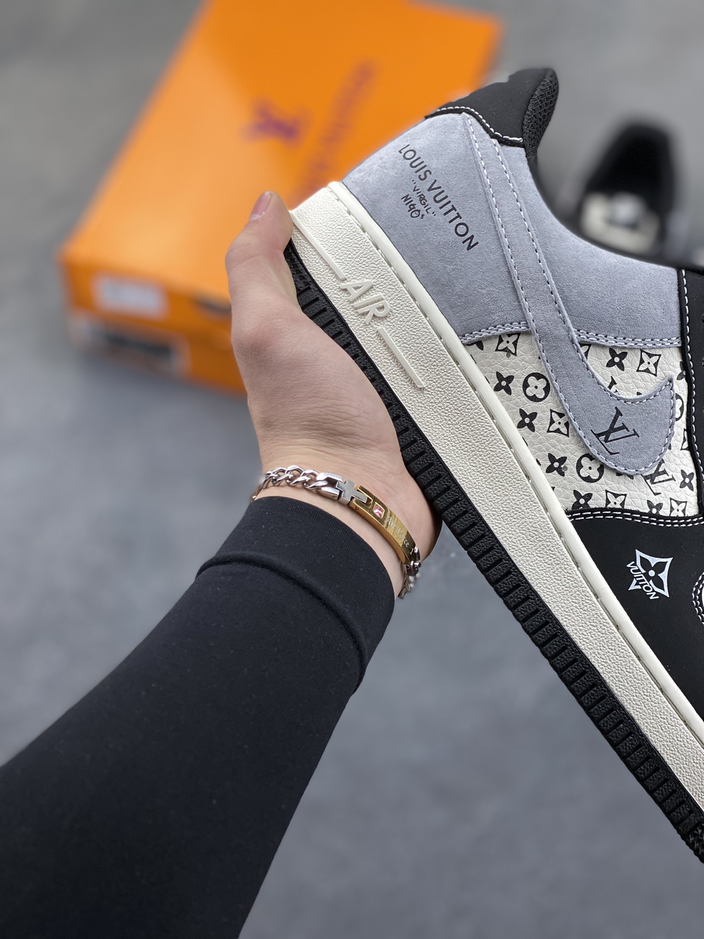 本地自取💰230
LV联名AF1帅到犯规！黑白灰配色低调高级，老花图案与LV标识交织，奢潮感拉满。经典空军一号鞋型，气垫中底带来舒适脚感，麂皮拼接鞋面质感独特，每一处细节都彰显联名品质，潮人必备的炸街神器，上脚瞬间气场拉满！
货号：KG6699-F28
Size：36 36.5 37.5 38 38.5 39 40 40.5 41 42 42.5 43 44 44.5 45