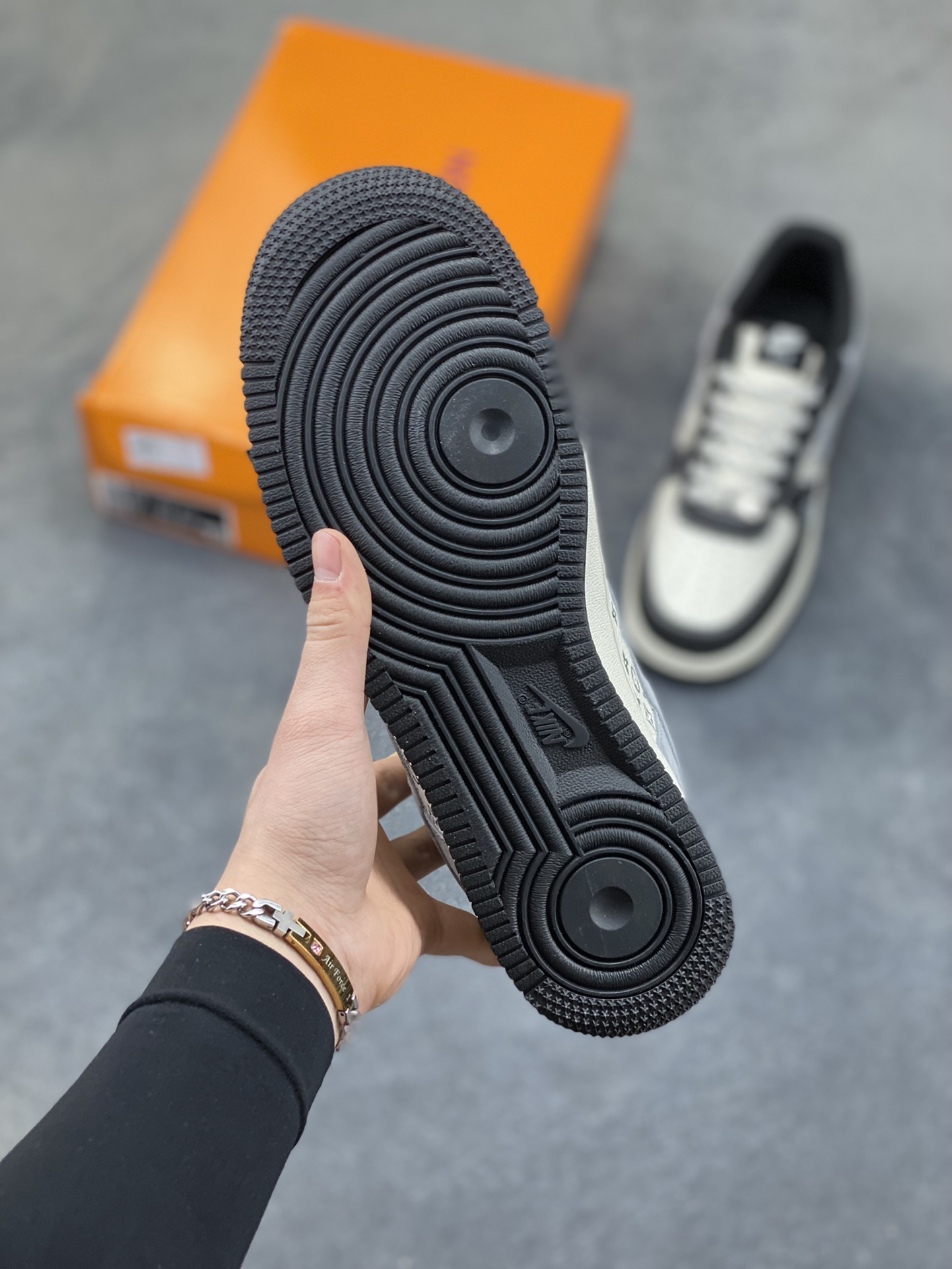 本地自取💰230
LV联名AF1帅到犯规！黑白灰配色低调高级，老花图案与LV标识交织，奢潮感拉满。经典空军一号鞋型，气垫中底带来舒适脚感，麂皮拼接鞋面质感独特，每一处细节都彰显联名品质，潮人必备的炸街神器，上脚瞬间气场拉满！
货号：KG6699-F28
Size：36 36.5 37.5 38 38.5 39 40 40.5 41 42 42.5 43 44 44.5 45