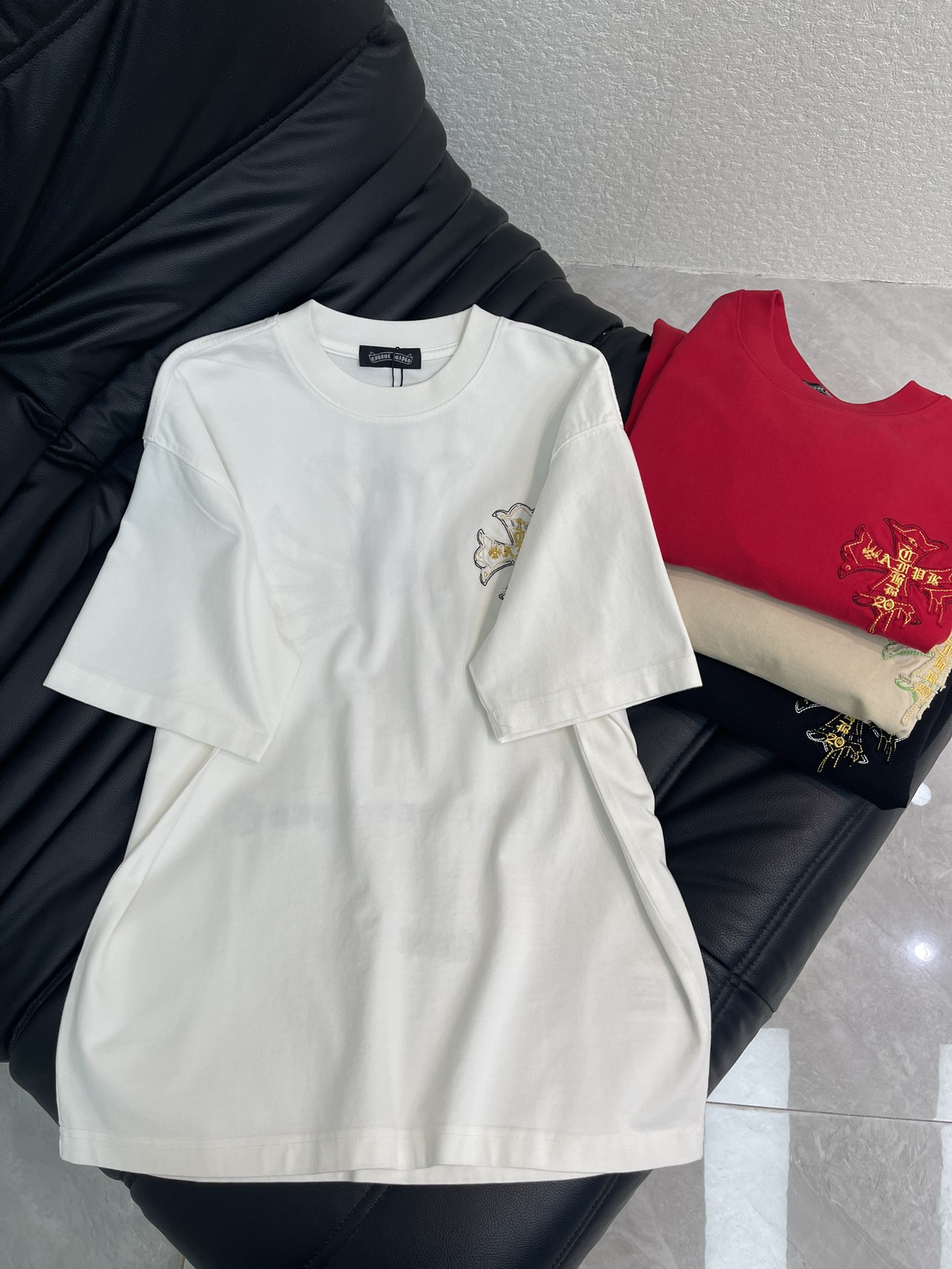 NO:710435,Chrome Hearts* Chrome Hearts 26 new Sanskrit cross patch embroidered letter short-sleeved T-shirt. Pure cotton washed distressing technology, washed fabrics are not limited to basic colors, but also have rich distressed effects to meet different style needs. The fabric is breathable and comfortable, and the unique design combines the brand's fashion elements, making people feel a unique artistic charm and cultural heritage. This T-shirt can make you the focus, easily control various styles, and show your personal charm. OS large version, same style for men and women!  S-XL A,,chrome hearts,chrome hearts,T-shirt,tees,t-shirt,19860909Chrome Hearts*克罗心26新款梵文十字架贴布刺绣字母短袖T恤.纯棉水洗做旧工艺, 水洗面料不仅限于基础色彩,更有丰富的 做旧效果,满足不同风格需求.面料透气舒适,设计独特,融合了品牌的时尚元素,让人感受到一种独特的艺术魅力与文化底蕴.这款T恤都能让你成为焦点,轻松驾驭各种风格,展现个性魅力.OS大版型,男女同款！S-XL A,,chrome hearts,chrome hearts,T-shirt,tees，t-shirt,,Women's clothing