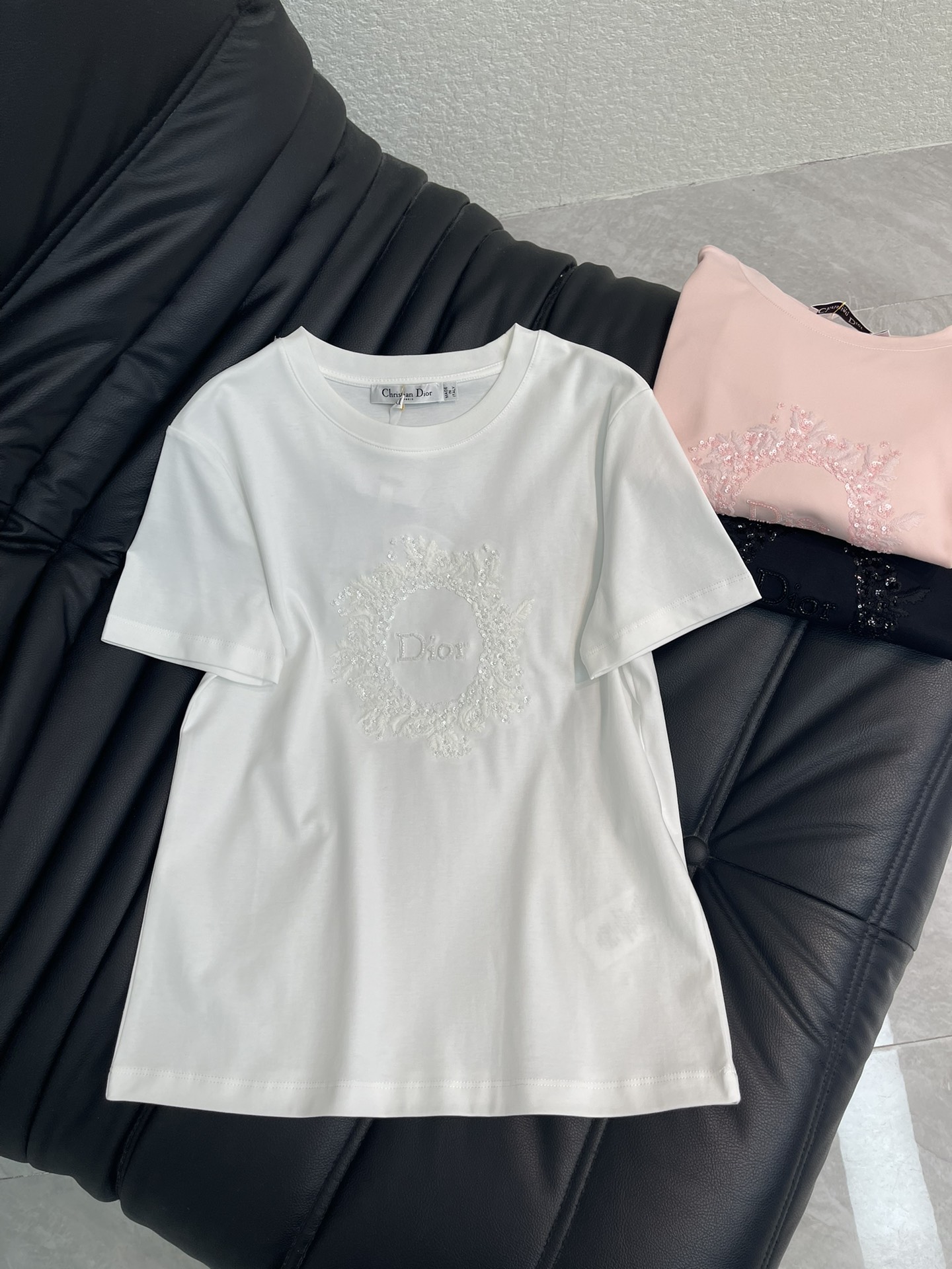 NO:709901,Dio*26 new spring and summer round neck embroidered beaded short-sleeved T-shirt. Customized YB mercerized cotton material, glossy texture, soft and comfortable, regular short-sleeved T-shirt cut, available in white, pink and black colors, three-dimensional garland embroidered with beading on the chest, exquisite and charming  Powerful, hidden brand design, full of ingenuity, 100% cotton fabric is soft and elastic, skin-friendly, basic round neck style is not flattering to the body shape, it is exquisite when worn alone, layered with suits and denim jackets, and can unlock rich layers of outfits. SML,, dior, jackets  & coats,T-shirt,tees,t-shirt,business suit,19860909Dio*26春夏新款圆领刺绣订珠短袖T恤.定制YB丝光全棉材质,质感光泽,柔软舒适,常规短袖T恤裁剪,白色、粉色、黑三色可选,胸口立体的花环刺绣订珠处理,精致魅力,暗藏品牌的设计,巧思十足,全棉面料软弹亲肤,基础圆领版型不挑身形,单穿是精致,搭西装、牛仔外套叠穿,又能解锁层次丰富的穿搭.SML,,dior,jackets & coats,T-shirt,tees，t-shirt,business suit,,Women's clothing