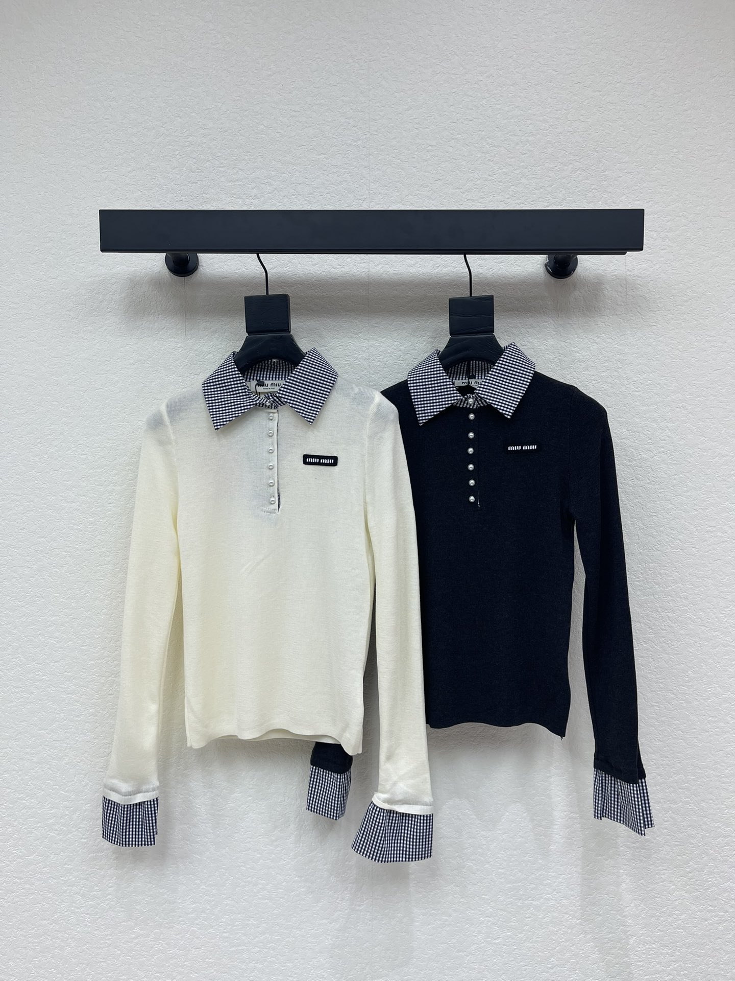 NO:709899,MiuMi*26 early spring new style spliced ​​lapel knitted long-sleeved top!  Customized wool cotton shirt fabric, stretchy and comfortable, full of texture. The lapel pullover top is cut to give the upper body a casual and lazy style. The torso is made of knitted material, and the collar and cuffs are spliced ​​with a plaid shirt to form a double collision of color fabrics, creating a fake two-piece staggered effect, adding to the beautiful and casual feel of the outfit. It looks stylish when worn alone, and the letter logo is embellished on the chest to highlight the brand style!  SML,,miumiu,shirts,19860909MiuMi*26早春新款拼接翻领针织长袖上衣！定制羊毛材质全棉衬衣面料,弹力舒适,质感十足.翻领套头上衣裁剪,上身呈现休闲慵懒的穿搭格调,躯干针织材质,领边袖口拼接格子衬衫,形成颜色面料双重碰撞,打造假两件叠穿交错效果,增加穿搭美高休闲感.单穿内搭都出彩时髦,胸前点缀字母徽标,凸显品牌格调！SML,,miumiu,shirts,,Women's clothing