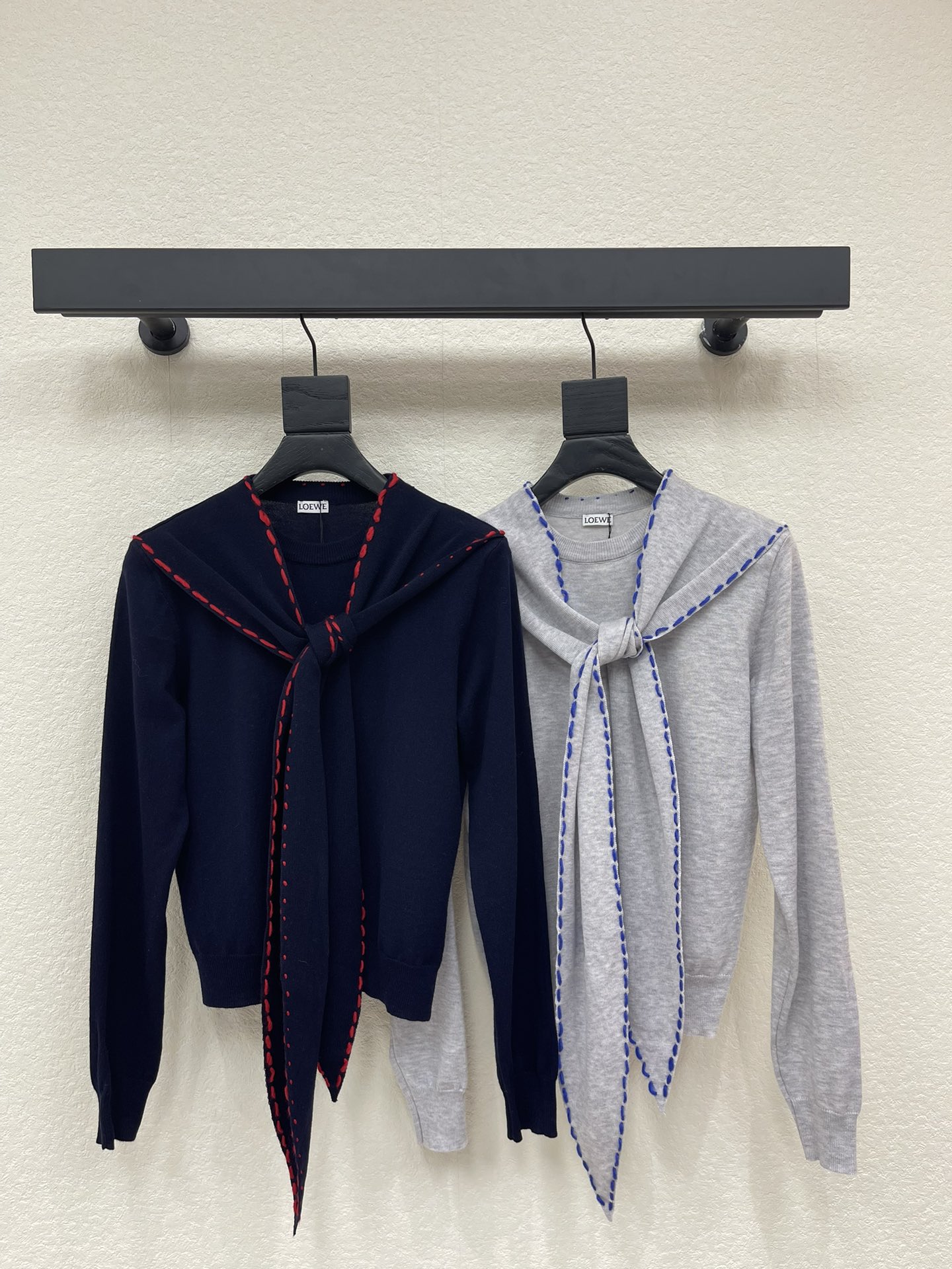 NO:709887,Loew*26 early spring new style true two-piece shawl knitted sweater. Customized YB wool yarn weaving, delicate texture, comfortable to wear, shawl pullover sweater tailoring, light apricot is gentle and healing, navy blue is calm and advanced, shawl with contrasting stitching, instantly enhances the layering of the look, shawl embroidered logo  oLow-key highlights the brand’s texture. The soft and waxy knitted fabric is skin-friendly and warm. The loose basic version is not flattering on the body shape. Wearing it alone is simple and high-end. The shawl unlocks new outfits. It is the artifact of layering the atmosphere. SML,, loewe, sweaters, shawls,19860909Loew*26早春新款真两件披肩针织毛衣.定制YB羊毛纱线织造,质感细腻,穿搭舒适,披肩套头毛衣剪裁,浅杏温柔治愈,藏蓝沉稳高级,披肩搭配撞色缝线,瞬间拉高造型层次感,披肩刺绣logo低调彰显品牌质感.软糯的针织面料亲肤又保暖,宽松的基础版型不挑身形,单穿是简约高级感,披肩解锁新穿搭,叠穿的氛围感神器就是它.SML,,loewe,sweaters,shawls,,Women's clothing