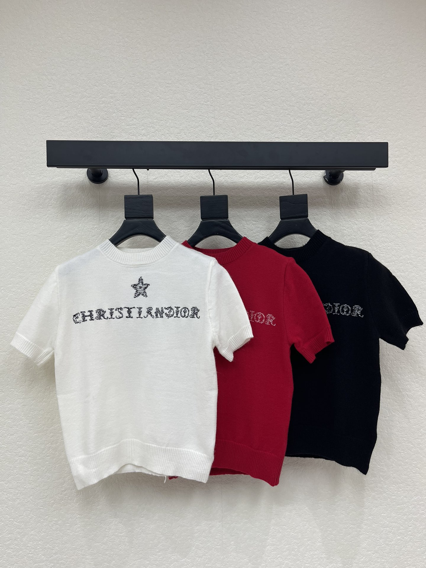 NO:709902,Dio*26 new early spring five-pointed star pullover knitted short sleeves!  Customized wool yarn weaving, high-end texture, comfortable and soft, round neck knitted short-sleeved cut, dense knitting and fine knitting to highlight the brand texture, threaded edges on the collar and cuffs echoing the hem, pentagram letters on the chest interspersed to highlight the brand tone, regular tailoring, hiding the flesh and showing tenderness, daily wear to reduce age and youth!  SML A,,T-shirt,19860909Dio*26早春新款五角星套头针织短袖！定制羊毛纱线织造 质感高级 舒适柔软 圆领针织短袖剪裁 密实针织细腻凸显品牌质感 领口袖口螺纹包边与衣摆相呼应 胸前五角星花体字母装饰穿插 彰显品牌调性 常规剪裁 藏肉显嫩 日常穿搭减龄青春！SML A,,T-shirt,,Women's clothing