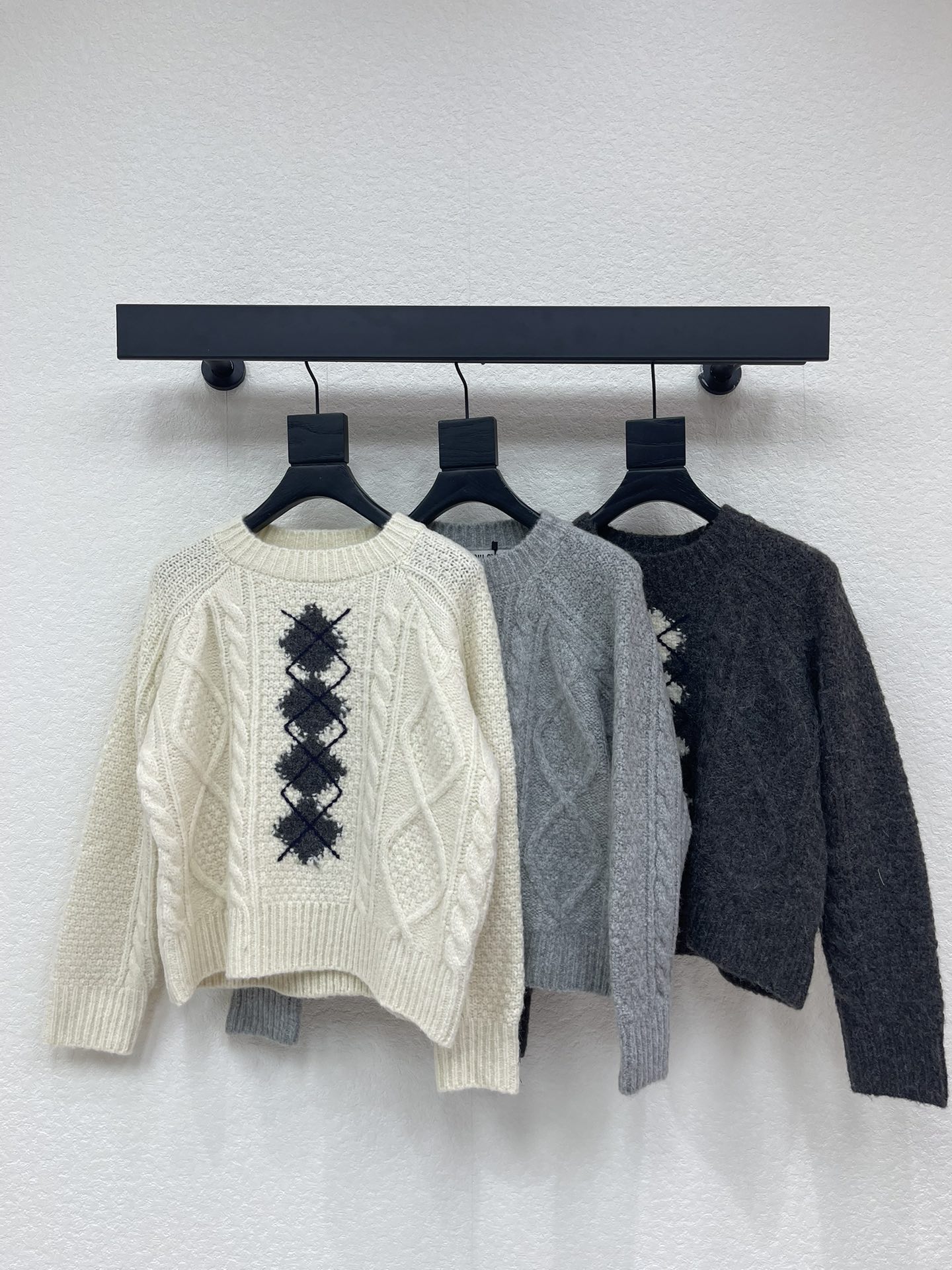 NO:709890,MiuMi*26 new early spring rhombus round neck long-sleeved knitted sweater. Customized wool yarn weaving. Delicate texture, soft and comfortable. Classic rhombus pattern + contrasting color design. Round neck long-sleeved knitted top tailoring. Collar and cuffs spiral hemming. The college style adds a youthful atmosphere. Letter logo embellishment highlights the brand tone. The literary and artistic color matching shows the British style. A must-have for dating and commuting!  SML,,miumiu,sweaters,19860909MiuMi*26早春新款菱格圆领长袖针织毛衣 定制羊毛纱线织造 质感细腻 柔软舒适 经典菱格纹+撞色设计 圆领长袖针织上衣剪裁 领口袖口螺旋纹包边 学院风增加青春气息 字母徽标点缀 彰显品牌调性 文艺感配色尽显英伦风情 约会通勤必备穿搭！SML,,miumiu,sweaters,,Women's clothing