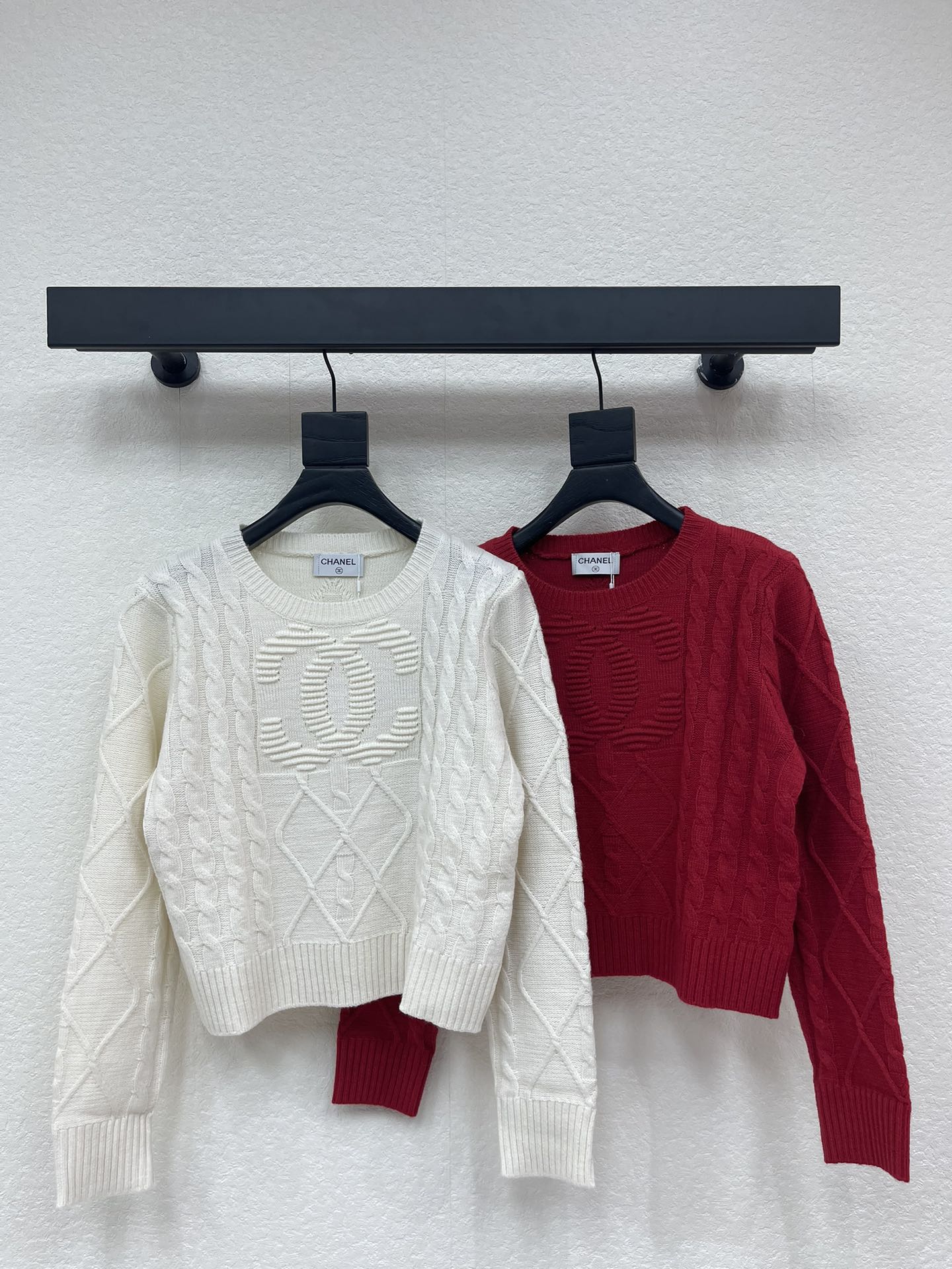 NO:709896,CHANE*26 new early spring round neck twist knitted pullover sweater!  Weaved with custom-made YB wool yarn, the texture is delicate and comfortable to wear. The round-neck knitted pullover sweater is tailor-made. The off-white color is soft and versatile, while the burgundy color has a festive atmosphere. The three-dimensional double C logo on the chest is matched with a diamond cable pattern. The soft and waxy knitted texture is also super skin-friendly. The short version has a high waistline and shows the proportion. Whether worn alone or layered, it is a great tool for New Year's wear ~ the regular loose version makes the outfit more relaxed and fashionable!  SML,,chanel,sweaters,19860909CHANE*26早春新款圆领麻花针织套头毛衣！定制YB羊毛纱线织造,质感细腻,穿搭舒适,圆领针织套头毛衣剪裁,米白温柔百搭,酒红自带节日氛围感,胸前立体双C标识搭配菱格绞花纹理,软糯的针织质感还超亲肤,短款版型拉高腰线超显比例,不管单穿还是内搭,都是新年穿搭的氛围感利器～常规宽松版型,穿搭更显松弛洋气！SML,,chanel,sweaters,,Women's clothing