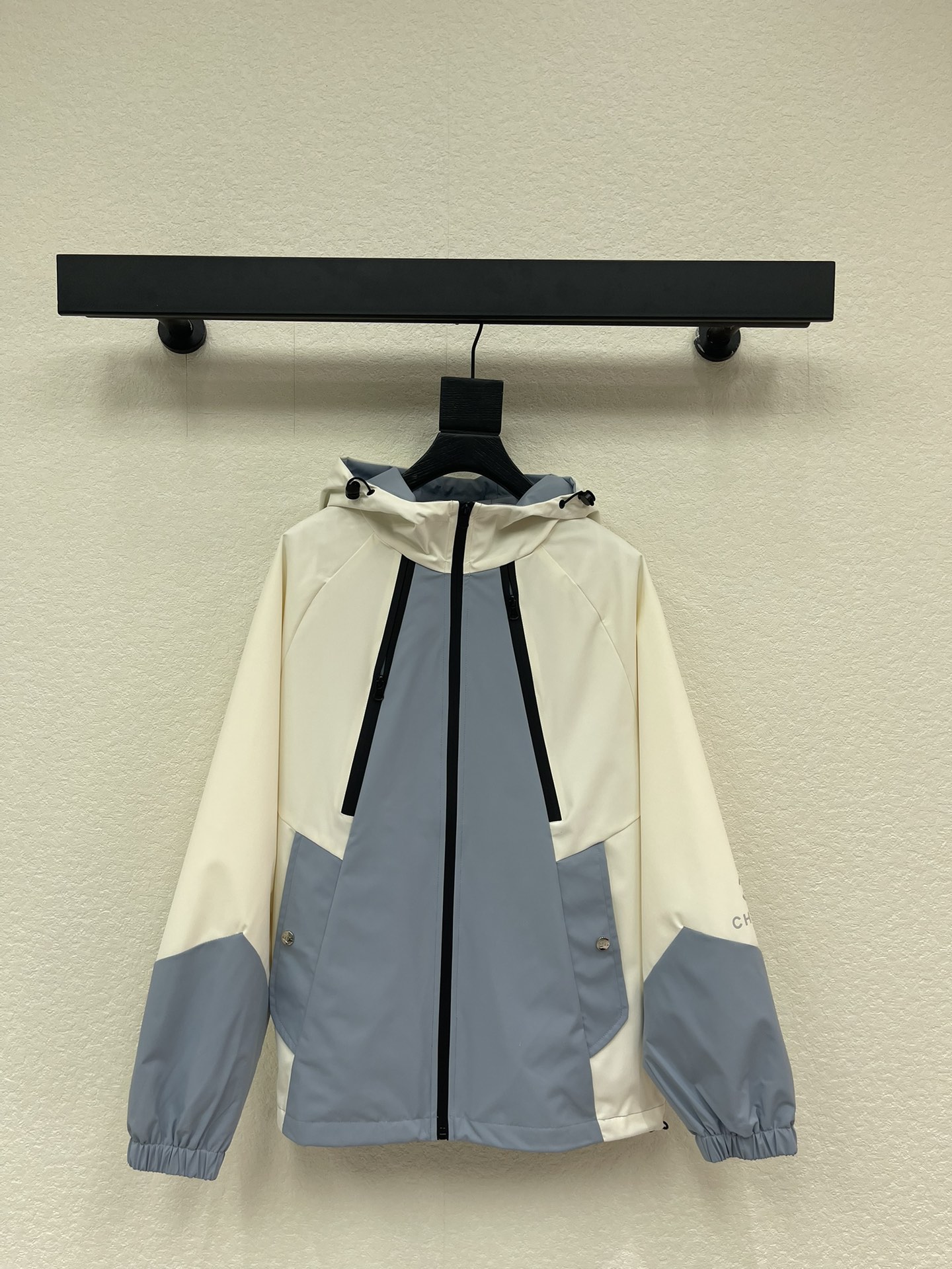 NO:709910,Chane*26 new style hooded color-blocked zipper assault jacket in early spring. Customized YB imported windproof and waterproof assault material, glossy texture, crisp and stylish, hooded zipper jacket jacket cut, the contrasting color of milk white and haze blue is fresh and fashionable, the neat assault tailoring and drawstring details are both practical and design, and the windproof fabric is suitable for changing weather. The loose silhouette is not flattering, the first choice for layering jackets in early spring, easy to unlock fashionable outfits. SML,,chanel,jackets  & coats,jackets & coats,hats,19860909Chane*26早春新款连帽拼色拉链冲锋外套.定制YB进口防风防水冲锋材质,质感光泽,挺括有型,连帽拉链夹克外套剪裁,奶白与雾霾蓝的撞色清新又时尚,利落的冲锋剪裁与抽绳细节兼具实用性与设计感,防风面料适配多变天气.宽松廓形不挑身形,早春外套叠穿首选,轻松解锁时尚感穿搭.SML,,chanel,jackets & coats,jackets & coats,hats,,Women's clothing