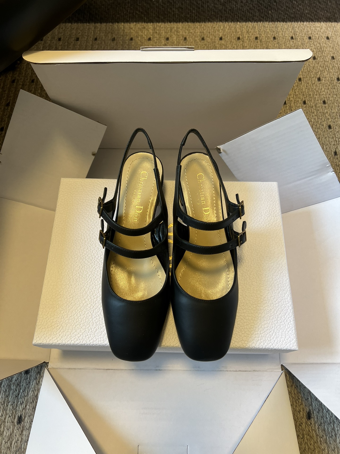 NO:724383,Top quality Dio*26ss early spring new square-toe back low-heeled Mary Jane shoes combine the classic silhouette of retro square-toe Mary Jane shoes with the back design. The square toe weakens the sweet element, and the back space adds flexibility, creating a balance between French retro and modern simplicity. The upper is made of fine matte leather, with a soft texture and high-grade matte texture. There is no unnecessary decoration, and the simple beauty of the shoe is highlighted through the material itself. Double thin straps are matched with small metal buckles, and 'Christian' is engraved on the inside of the shoe.  Dior' logo, and the thin strap at the empty heel fits the ankle, taking into account both beauty and wearing stability. It continues the French elegance of Dior, and the low-heeled design takes into account comfort. It is a modern interpretation of vintage Mary Jane shoes, suitable for daily commuting and light formal occasions. Upper cowhide, lining sheepskin, leather outsole size 35-42 (customized sizes 40 and 41 are not returnable) Heel height 4.5cm, sandals, dior, sandals, mary  jane,cowhide,sheepskin,Leather soles19860909顶级品质 Dio*26ss早春新款方头后空低跟玛丽珍鞋 将复古方头玛丽珍鞋的经典轮廓与后空设计结合,方头弱化甜美元素,后空增添灵动性,打造法式复古与现代简约的平衡.鞋面采用细腻的哑光皮革,质感柔软且有高级哑光肌理,无多余装饰,通过材质本身凸显鞋型的简约美感. 双条细绑带搭配小巧金属搭扣,鞋内印刻“Christian Dior”标识,后空鞋跟处的细带贴合脚踝,兼顾美观与穿着稳定性.延续Dior的法式优雅,鞋型低跟设计兼顾舒适度,是复古玛丽珍鞋的现代演绎,适配日常通勤与轻正式场合. 鞋面牛皮 内里羊皮 大底真皮大底 size35-42码（40、41码定制不退换） 跟高4.5cm,凉鞋,dior,sandals,mary jane,cowhide,sheepskin,Leather soles,Women's Shoes