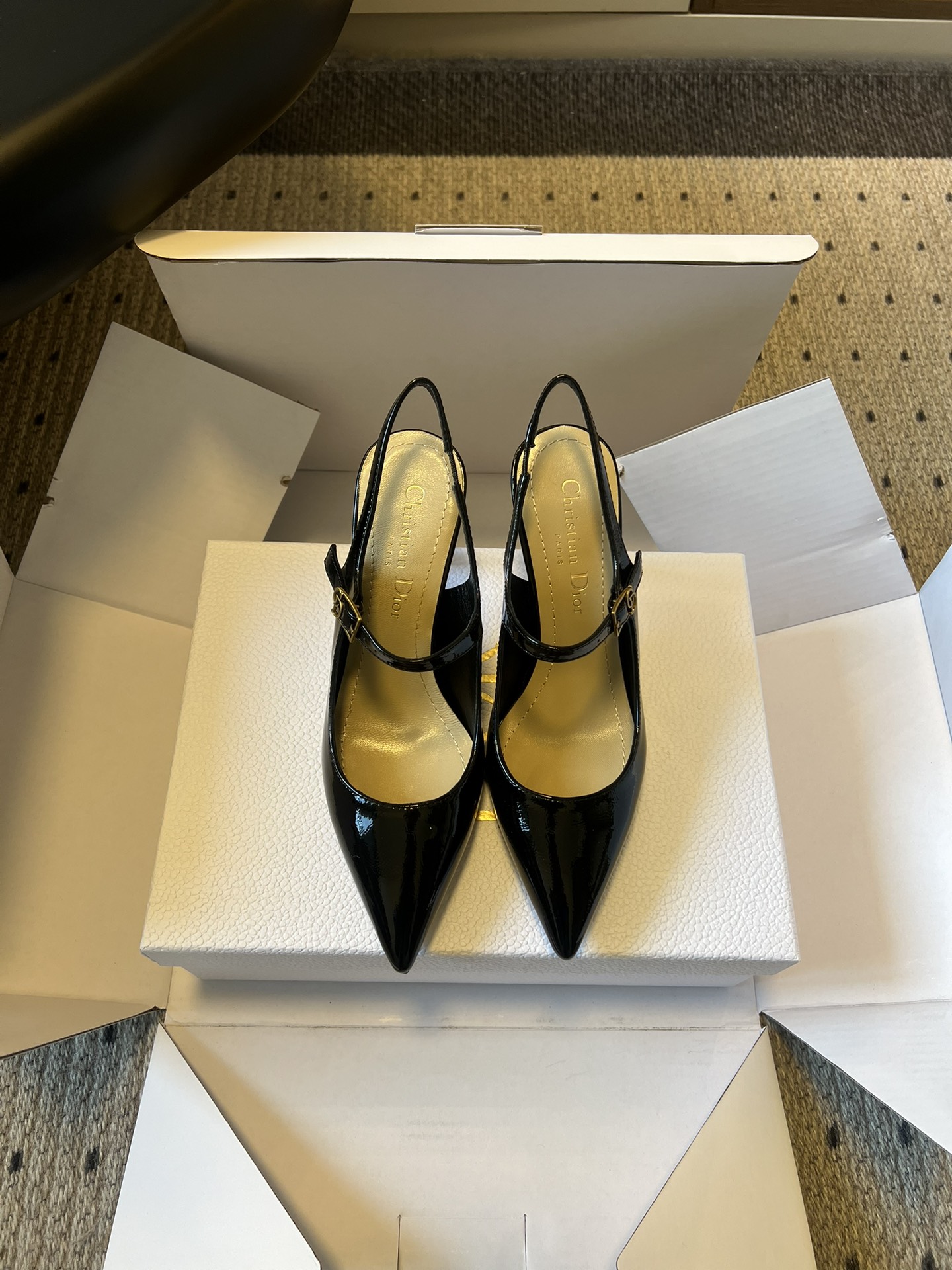 NO:724377,Top-quality Dio*26ss early spring new pointed-toe stiletto heels with back space combine the elegant silhouette of classic pointed-toe high heels with back space design and Mary Jane straps, which not only retains the exquisiteness of pointed shoes, but also enhances the fit and flexibility of wearing through the back space and straps. They are versatile and can highlight the line beauty of the shoe shape, in line with the elegant aesthetics of the brand. The straps use a delicate metal buckle, and the inside of the shoe is marked 'Christian'  Dior' brand logo, no superfluous decoration, highlighting the brand's exquisite craftsmanship through detailed craftsmanship. Upper cowhide, lining sheepskin, leather outsole, size 35-42 (customized sizes 40 and 41 are not returnable), heel height 9cm, sandals, dior, sandals, mary jane, high heels, cowhide, sheepskin, Leather soles19860909顶级品质 Dio*26ss早春新款尖头后空细跟高跟鞋 将经典尖头高跟鞋的优雅轮廓与后空设计、玛丽珍绑带结合,既保留尖头鞋的精致感,又通过后空和绑带增强穿着的贴合度与灵动性. 百搭且能凸显鞋型的线条美感,契合品牌的优雅美学.绑带处采用细巧的金属搭扣,鞋内标注“Christian Dior”品牌标识,无多余装饰,通过细节工艺凸显品牌的精致工艺. 鞋面牛皮 内里羊皮 大底真皮大底 size35-42码（40、41码定制不退换） 跟高9cm,凉鞋,dior,sandals,mary jane,high heels,cowhide,sheepskin,Leather soles,Women's Shoes