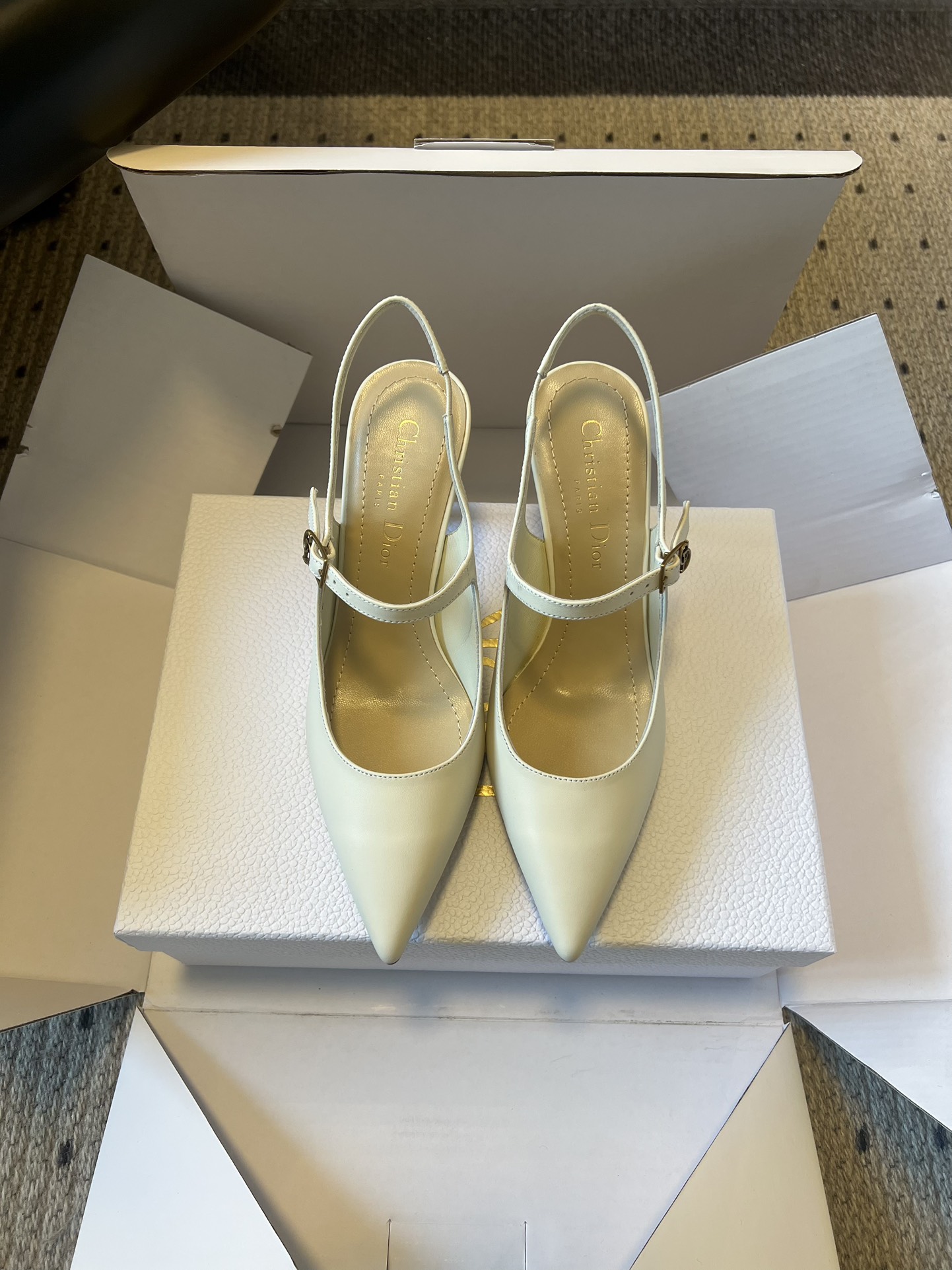 NO:722976,Dio*26ss early spring new pointed-toe stiletto high heels with back space combine the elegant silhouette of classic pointed-toe high heels with the back space design and Mary Jane straps, which not only retains the exquisiteness of pointed shoes, but also enhances the fit and flexibility of wearing through the back space and straps. It is versatile and can highlight the beauty of the lines of the shoe shape, in line with the elegant aesthetics of the brand. The straps use a delicate metal buckle, and the inside of the shoe is marked 'Christian'  Dior' brand logo, no superfluous decoration, highlighting the brand's exquisite craftsmanship through detailed craftsmanship. Upper cowhide, lining sheepskin, leather outsole, size 35-42 (customized sizes 40 and 41 are not returnable), heel height 9cm, sandals, dior, sandals, mary jane, high heels, cowhide, sheepskin, Leather soles19860909Dio*26ss早春新款尖头后空细跟高跟鞋 将经典尖头高跟鞋的优雅轮廓与后空设计、玛丽珍绑带结合,既保留尖头鞋的精致感,又通过后空和绑带增强穿着的贴合度与灵动性. 百搭且能凸显鞋型的线条美感,契合品牌的优雅美学.绑带处采用细巧的金属搭扣,鞋内标注“Christian Dior”品牌标识,无多余装饰,通过细节工艺凸显品牌的精致工艺. 鞋面牛皮 内里羊皮 大底真皮大底 size35-42码（40、41码定制不退换） 跟高9cm,凉鞋,dior,sandals,mary jane,high heels,cowhide,sheepskin,Leather soles,Women's Shoes