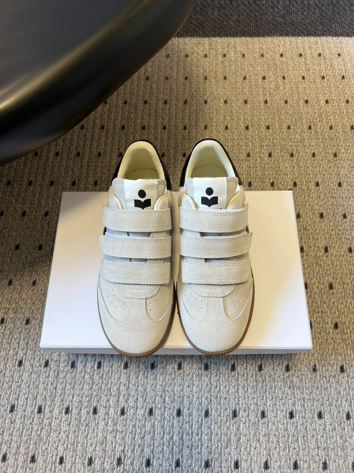 NO:724414,Top-quality Isabel Maran*26ss retro sports-style Velcro sneakers adopt a retro moral shoe silhouette, with a rounded toe and smooth body lines, integrating retro sports style and French casual feeling; the upper uses multiple Velcro strips instead of traditional shoelaces, which are easy to put on and take off and have design recognition. They are one of the brand's iconic designs. There are low-key brand logo details on the side of the shoe, and the overall design continues Isabel  Marant's consistent style of 'French casual + retro sports' combines design and practicality. Cow suede upper, sheepskin lining, rubber outsole, size 35-40 (customized size 40 is non-refundable), heel height 3cm, casual shoes/sports shoes, sneakers, sheepskin19860909顶级品质 Isabel Maran*26ss复古运动风魔术贴运动鞋 采用复古德训鞋廓形,鞋头圆润且鞋身线条流畅,融合复古运动风格与法式休闲感；鞋面以多道魔术贴替代传统鞋带,穿脱便捷且具设计辨识度,是品牌标志性设计之一. 鞋侧有低调的品牌标识细节,整体设计延续Isabel Marant一贯的“法式随性+复古运动”融合的风格,兼具设计感与实穿性. 鞋面牛反绒 内里羊皮 大底橡胶大底 size35-40码（40码定制不退换） 跟高3cm,休闲鞋/运动鞋,sneakers,sheepskin,Women's Shoes