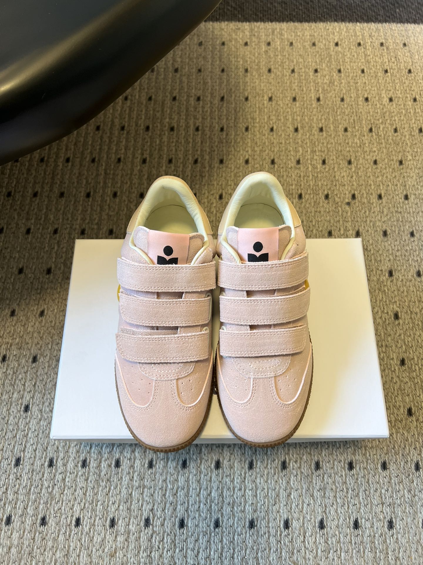 NO:704914,Isabel Maran*26ss retro sports-style Velcro sneakers adopt a retro moral shoe silhouette, with a round toe and smooth body lines, integrating retro sports style and French casual feeling; the upper uses multiple Velcro strips instead of traditional shoelaces, which are easy to put on and take off and have design recognition. They are one of the brand's iconic designs. There are low-key brand logo details on the side of the shoe, and the overall design continues Isabel  Marant's consistent style of 'French casual + retro sports' combines design and practicality. Upper cow suede, inner sheepskin outsole rubber outsole size 35-40 (customized size 40 is non-returnable) Heel height 3cm, sneakers, sheepskin19860909Isabel Maran*26ss复古运动风魔术贴运动鞋 采用复古德训鞋廓形,鞋头圆润且鞋身线条流畅,融合复古运动风格与法式休闲感；鞋面以多道魔术贴替代传统鞋带,穿脱便捷且具设计辨识度,是品牌标志性设计之一. 鞋侧有低调的品牌标识细节,整体设计延续Isabel Marant一贯的“法式随性+复古运动”融合的风格,兼具设计感与实穿性. 鞋面牛反绒 内里羊皮 大底橡胶大底 size35-40码（40码定制不退换） 跟高3cm,,sneakers,sheepskin,Men's shoes