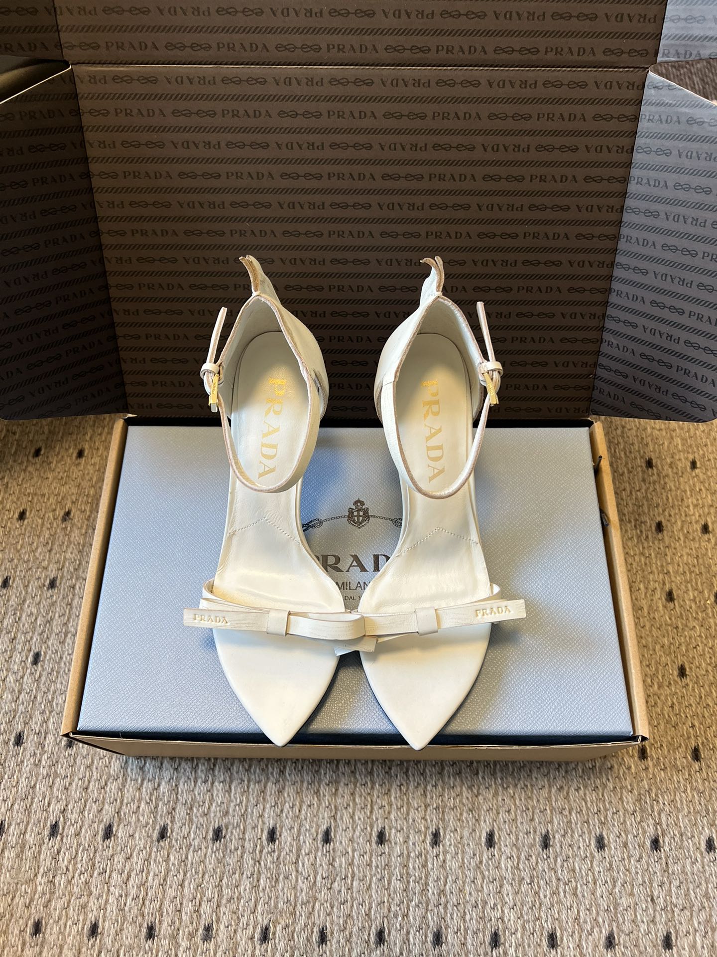 NO:724406,Top quality Prad*26ss new spring and summer pointed toe bow high-heeled sandals. They adopt a classic combination of pointed toe and stiletto heel, with a thin ankle buckle design. The toe is decorated with a simple bow, which has both elegance and feminine details. The slingback style enhances the lightness of the shoes and is suitable for formal and semi-formal wear scenarios. The Prada letter logo is clearly printed on the shoe body and ankle strap, and the brand logo is printed all over the inside of the shoe box to enhance brand recognition. The details reflect the brand's classic design language.  Rubbed cowhide upper, sheepskin lining, genuine leather outsole, sizes 35-42 (customized sizes 40 and 41 are not returnable), heel height 8cm, high heels sandals, prada, sandals, high heels, cowhide, sheepskin, Leather soles19860909顶级品质 Prad*26ss春夏新款尖头蝴蝶结高跟凉鞋 采用尖头和细高跟经典组合,搭配脚踝细带扣设计,鞋头处饰有简约蝴蝶结,兼具优雅感与女性化细节；露跟款式提升了鞋履的轻盈感,适配正式与半正式穿搭场景. 鞋身与脚踝带处清晰印有Prada字母标识,鞋盒内侧满印品牌logo,强化品牌辨识度,细节处体现品牌经典设计语言. 鞋面擦色牛皮 内里羊皮 大底真皮大底 size35-42码（40、41码定制不退换） 跟高8cm,高跟鞋凉鞋,prada,sandals,high heels,cowhide,sheepskin,Leather soles,Women's Shoes