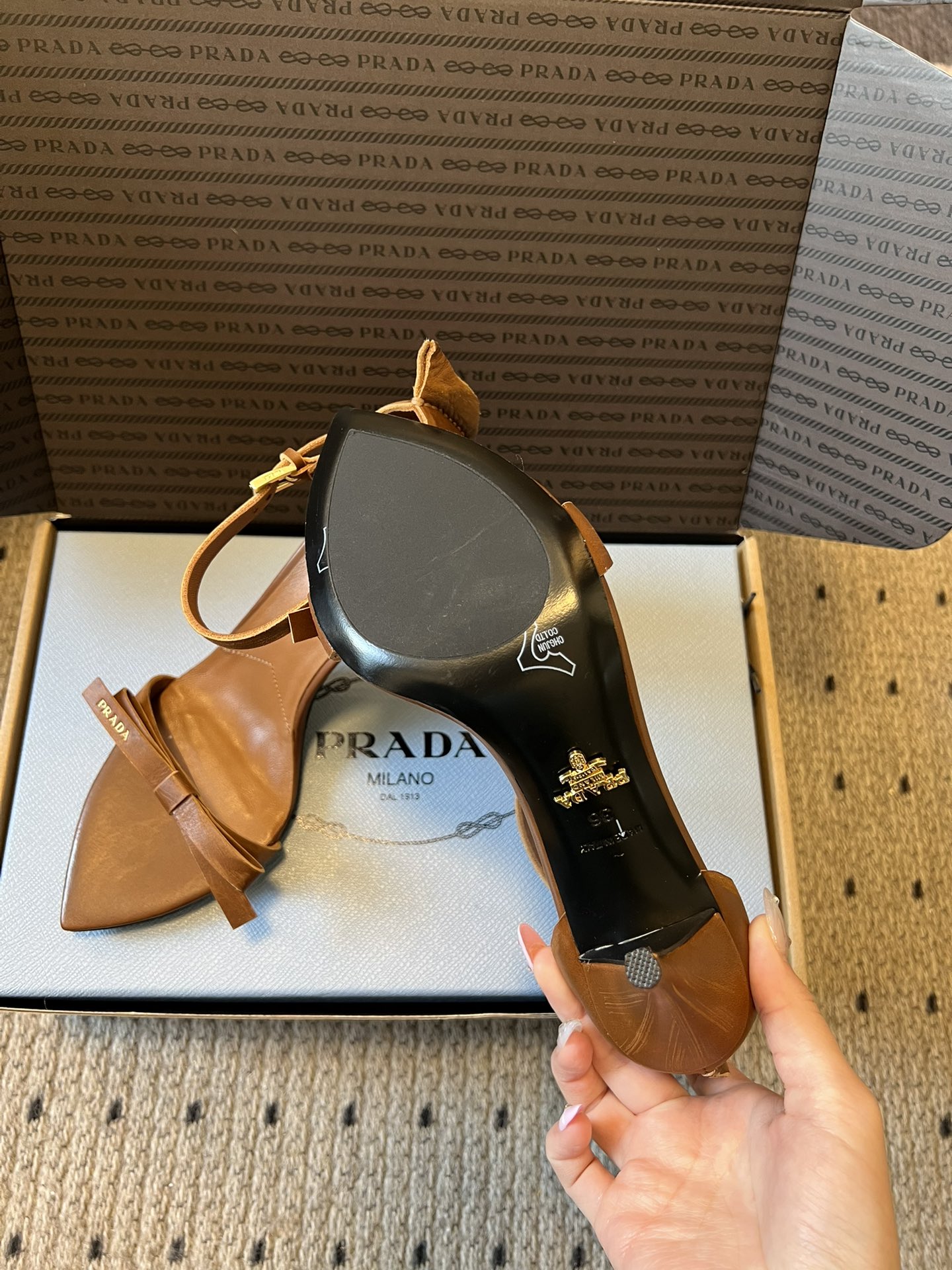 Prad*26ss春夏新款尖头蝴蝶结高跟凉鞋采用尖头和细高跟经典组合，搭配脚踝细带扣设计，鞋头处饰有简约