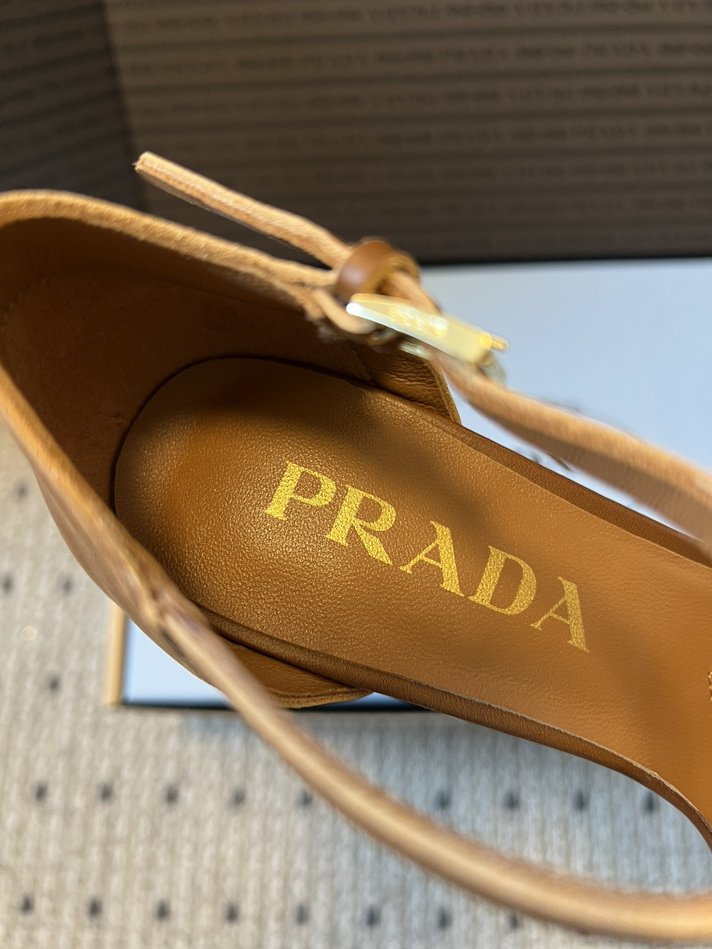 Prad*26ss春夏新款尖头蝴蝶结高跟凉鞋采用尖头和细高跟经典组合，搭配脚踝细带扣设计，鞋头处饰有简约