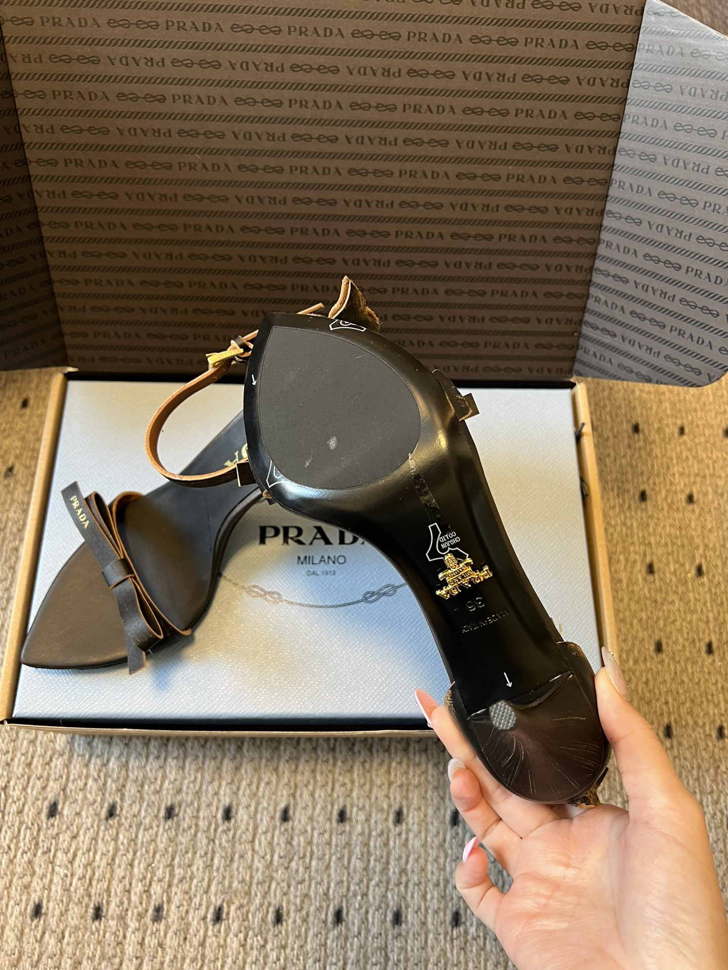 Prad*26ss春夏新款尖头蝴蝶结高跟凉鞋采用尖头和细高跟经典组合，搭配脚踝细带扣设计，鞋头处饰有简约