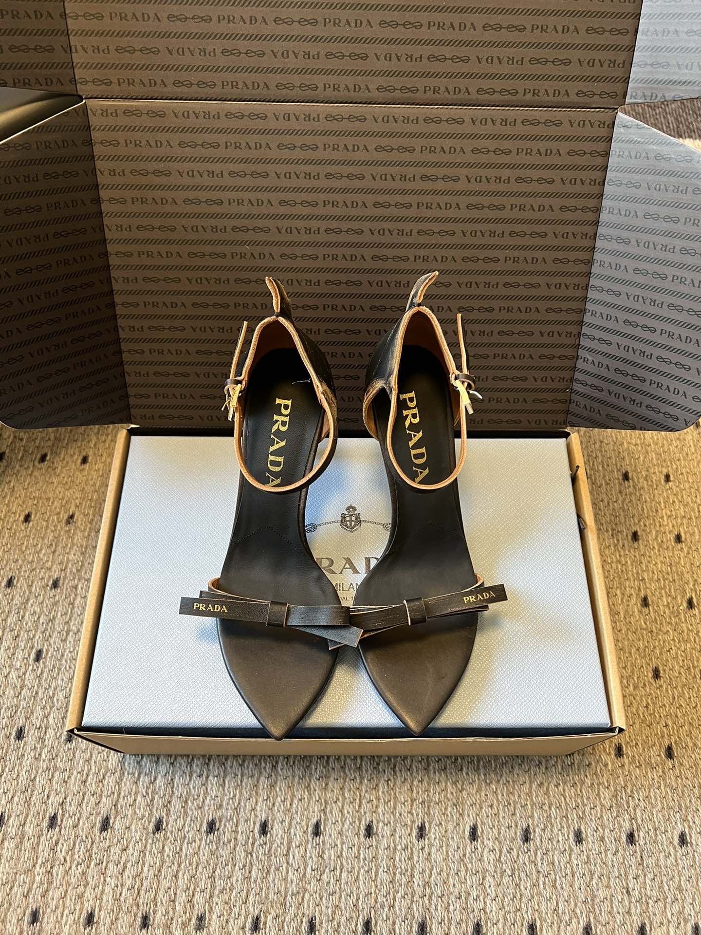 NO:707679,Prad*26ss new spring and summer pointed toe bow high-heeled sandals feature a classic combination of pointed toe and stiletto heel, with a thin ankle buckle design. The toe is decorated with a simple bow, which combines elegance and feminine details. The slingback style enhances the lightness of the shoes and is suitable for formal and semi-formal wear scenarios. The Prada letter logo is clearly printed on the shoe body and ankle strap, and the brand logo is printed all over the inside of the shoe box to enhance brand recognition. The details reflect the brand's classic design language.  Rubbed cowhide upper, sheepskin lining, genuine leather outsole, heel height 8cm, size 35/42 (40.41.42 custom made, non-returnable, non-exchangeable), high heels and sandals, prada, sandals, high heels, cowhide, sheepskin, Leather soles19860909Prad*26ss春夏新款尖头蝴蝶结高跟凉鞋 采用尖头和细高跟经典组合,搭配脚踝细带扣设计,鞋头处饰有简约蝴蝶结,兼具优雅感与女性化细节；露跟款式提升了鞋履的轻盈感,适配正式与半正式穿搭场景. 鞋身与脚踝带处清晰印有Prada字母标识,鞋盒内侧满印品牌logo,强化品牌辨识度,细节处体现品牌经典设计语言. 鞋面擦色牛皮 内里羊皮 大底真皮大底 跟高8cm 码数35/42（40.41.42定做不退不换）,高跟鞋凉鞋,prada,sandals,high heels,cowhide,sheepskin,Leather soles,Women's Shoes