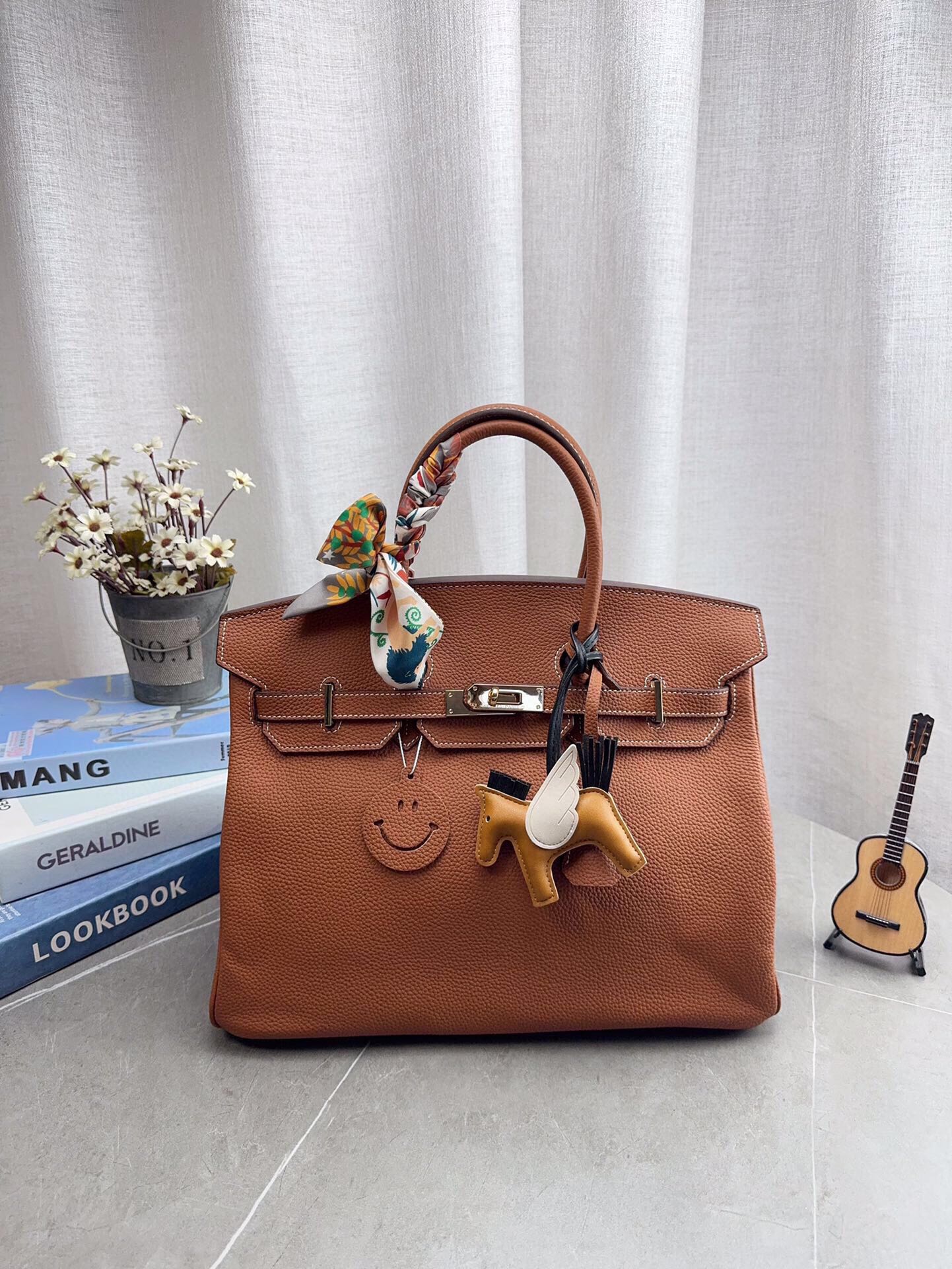 Comes With A Foldable Airplane Gift Box | Hermes, The Timeless Classic Of The Hermès H Family. The Kelly Bag Is Easy To Match, No Matter How You Wear It, It Looks Good When You Carry It Casually. It Is Not Fussy At All And Shows Your Temperament. It Has The Hardware Logo And The Customization Has A Great Feel. This Bag Is Actually Very Korean And Chic It Is Really Nice To Wear With A Skirt Or Shirt In Summer. Size 35 25cm P465