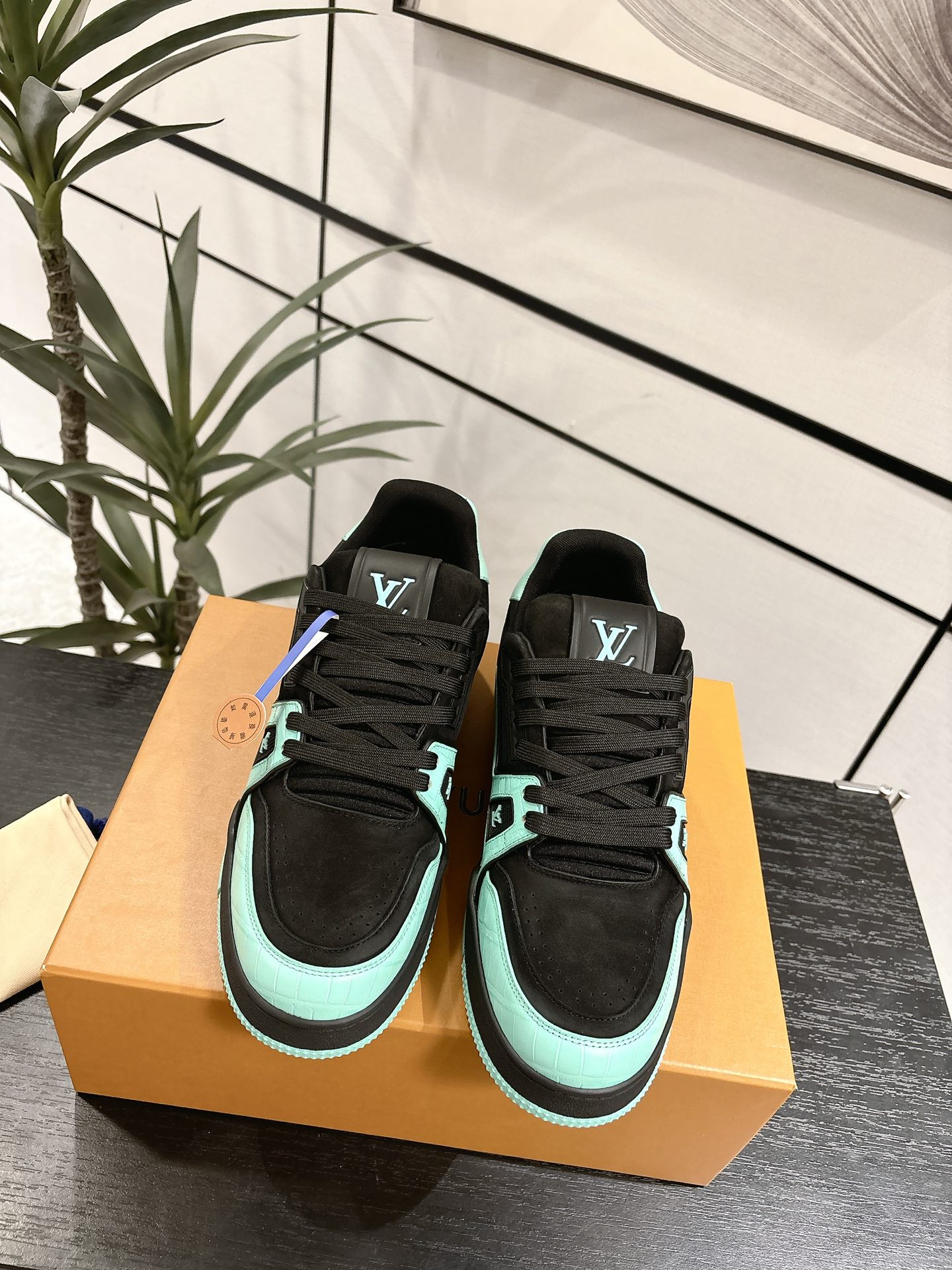 NO:747256,2026 latest color shipment LV Louis Vuitton L house Donkey brand Trainer series couple style casual sports shoes skate shoes Original purchase development and production This LV Trainer sneaker is a nubuck calf leather shoe body embossed with Damier pattern, interpreting the inspiration of retro basketball shoes. Multiple logos highlight the brand style. Removable Monogram floral label and #54 logo decorate the laces and rear. Exquisite packaging at the delivery counter. Fabric: Original custom imported material. Inner:  Original customized breathable mesh lining Outsole: Original open-molded anti-slip TPU combination outsole Bottom thickness: 3CM Size: Women's 35-40 Men's 38-46, casual shoes/sports shoes, louis vuitton, louis vuitton, louis vuitton, louis vuitton, sneakers, cowhide198609092026最新颜色 出货 LV 路易威登L家 驴牌 Trainer系列 情侣款 休闲 运动鞋 滑板鞋 原版购入开发 做货 本款LV Trainer 运动鞋为正绒面牛皮革鞋身压印Damier图案,演绎复古篮球鞋的灵感启发.多重标识彰显品牌格调.可拆卸Monogram花卉标签与#54标识分饰鞋带与后部 配送专柜精美包装 面料: 原版定制进口材料 内里: 原版定制透气网里 大底: 原版开模防滑TPU组合大底 底厚: 3CM Size: 女35-40 男款38-46,休闲鞋/运动鞋,louis vuitton,louis vuitton,louis vuitton,louis vuitton,sneakers,cowhide,Women's Shoes