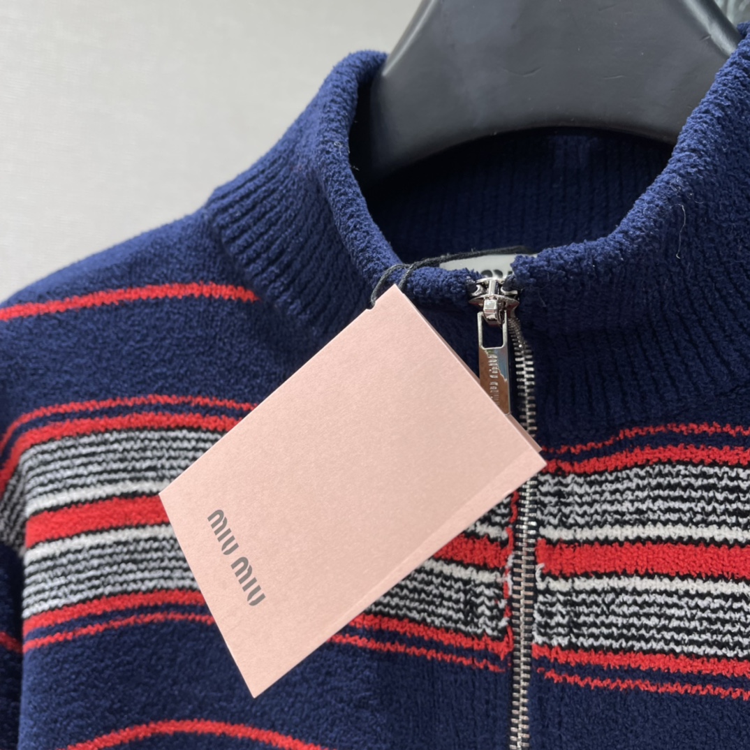 Miu 26春季新款 条纹针织毛衣 立领拉链半开襟设计 复古又时髦，红白蓝条纹+胸口小Logo 辨识度满