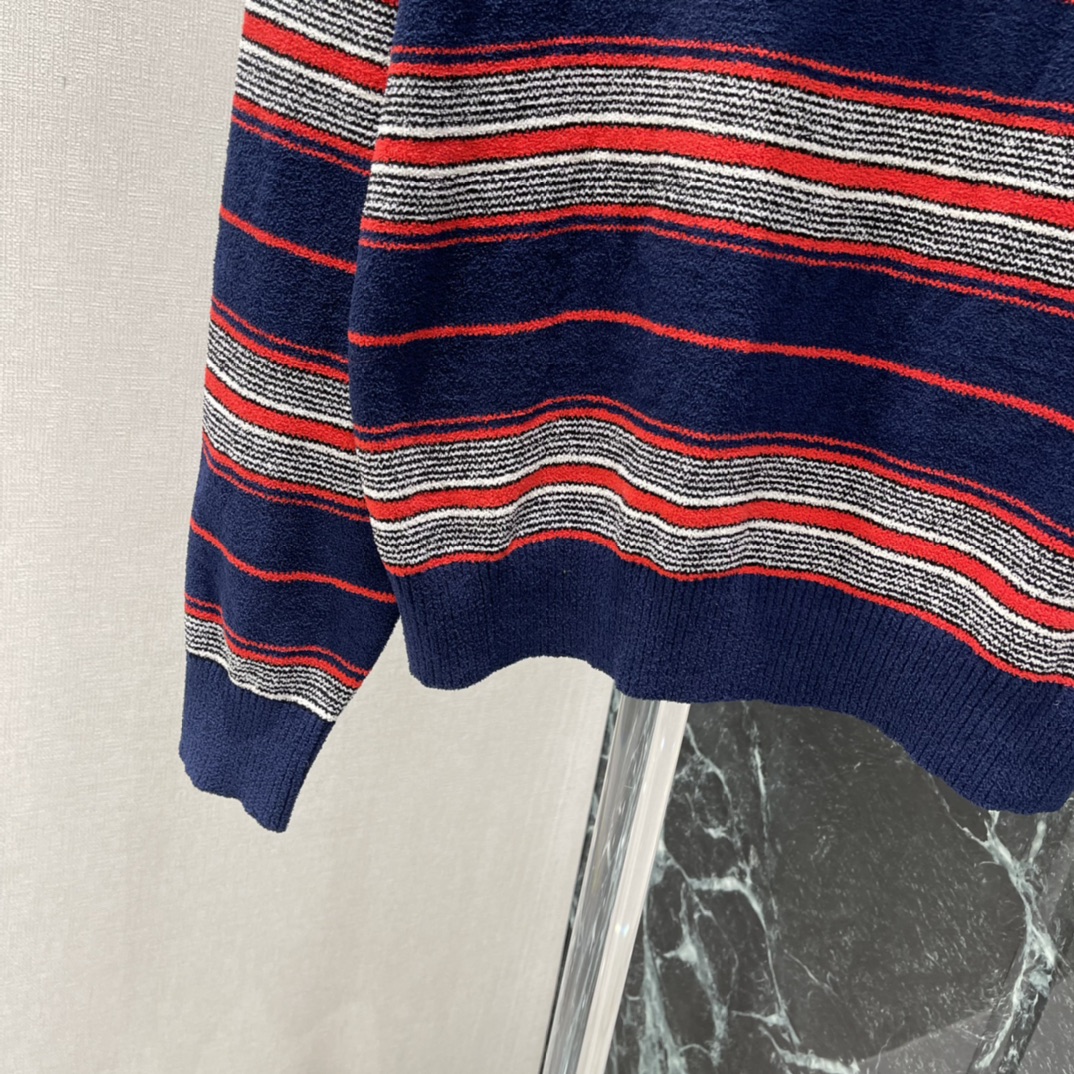 Miu 26春季新款 条纹针织毛衣 立领拉链半开襟设计 复古又时髦，红白蓝条纹+胸口小Logo 辨识度满