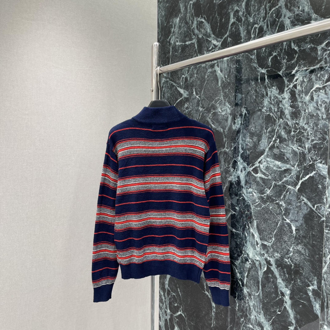 Miu 26春季新款 条纹针织毛衣 立领拉链半开襟设计 复古又时髦，红白蓝条纹+胸口小Logo 辨识度满