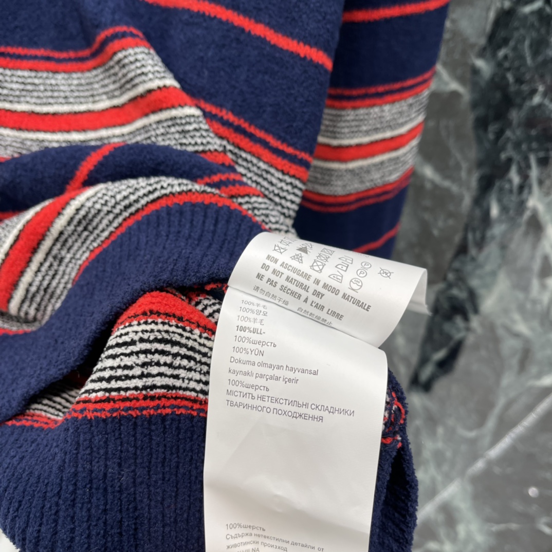Miu 26春季新款 条纹针织毛衣 立领拉链半开襟设计 复古又时髦，红白蓝条纹+胸口小Logo 辨识度满