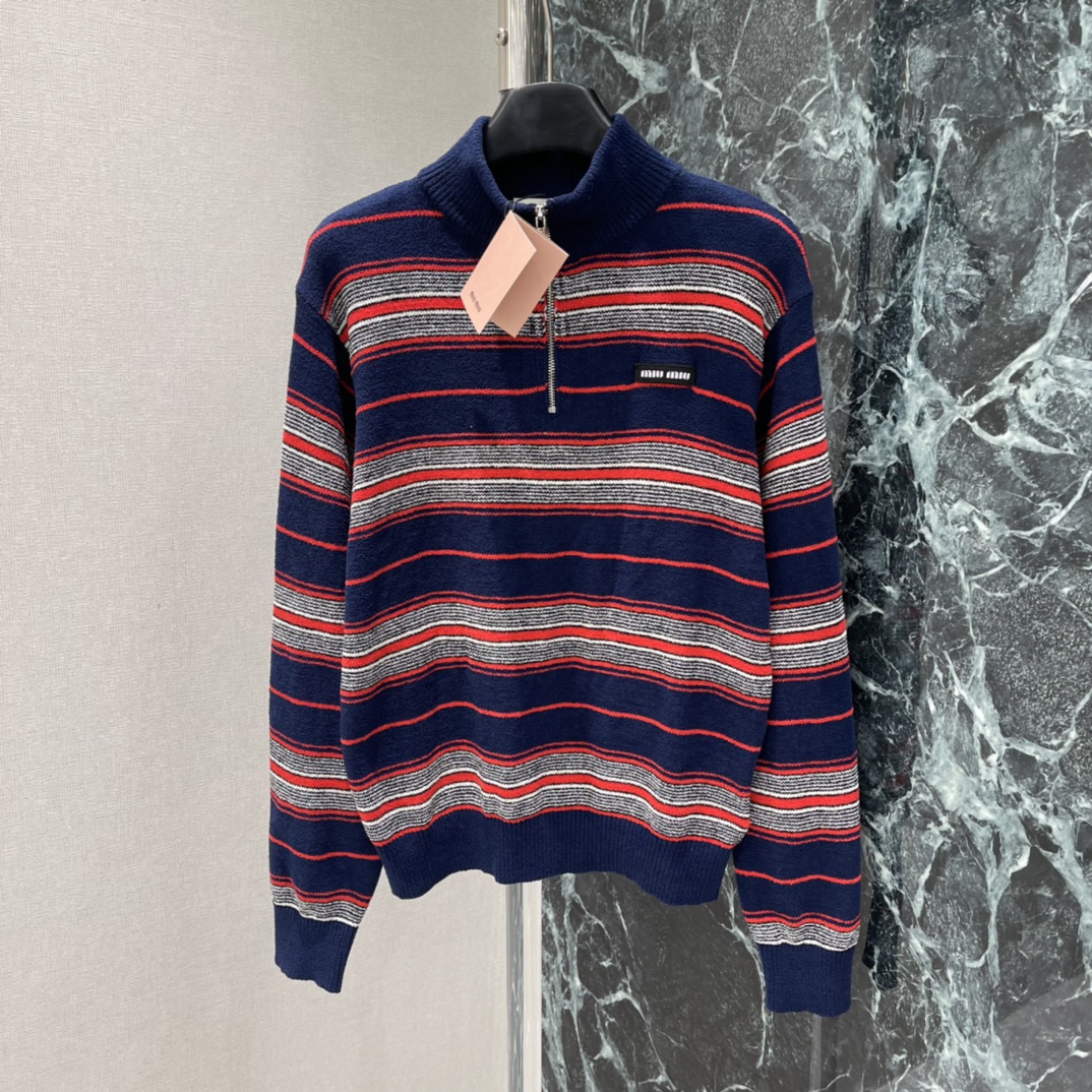 Miu 26春季新款 条纹针织毛衣 立领拉链半开襟设计 复古又时髦，红白蓝条纹+胸口小Logo 辨识度满