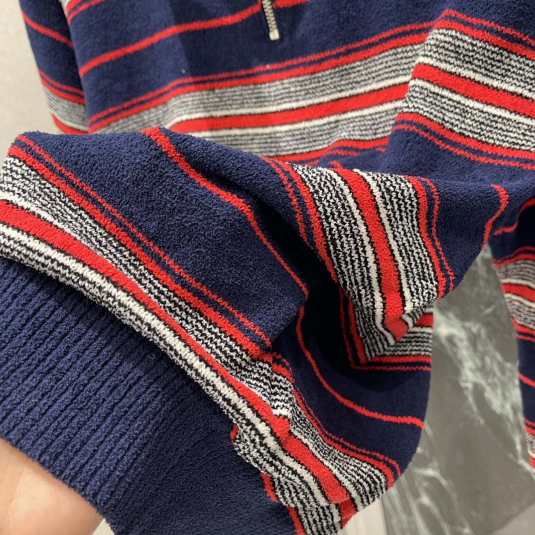 Miu 26春季新款 条纹针织毛衣 立领拉链半开襟设计 复古又时髦，红白蓝条纹+胸口小Logo 辨识度满