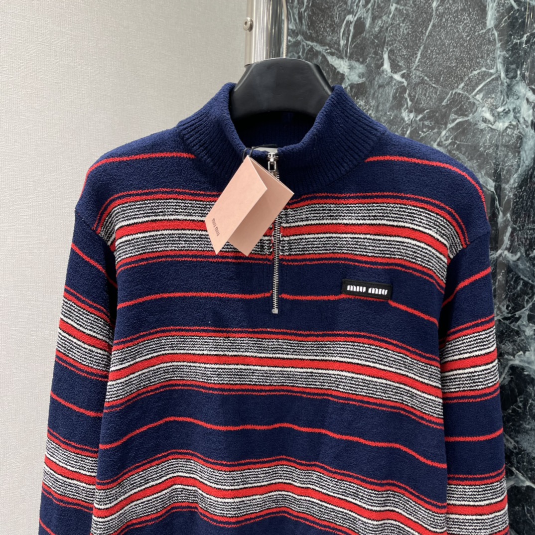 Miu 26春季新款 条纹针织毛衣 立领拉链半开襟设计 复古又时髦，红白蓝条纹+胸口小Logo 辨识度满