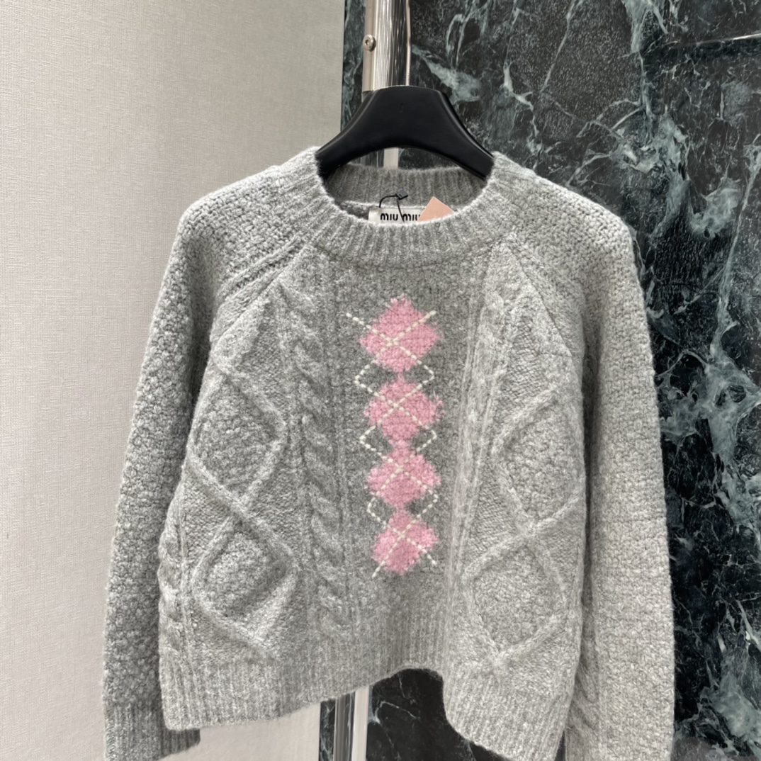 Miu 26春季新款 菱格提花毛衣 正面菱格提花+白色几何图案 细节感拉满 层次感十足 日常通勤 休闲都