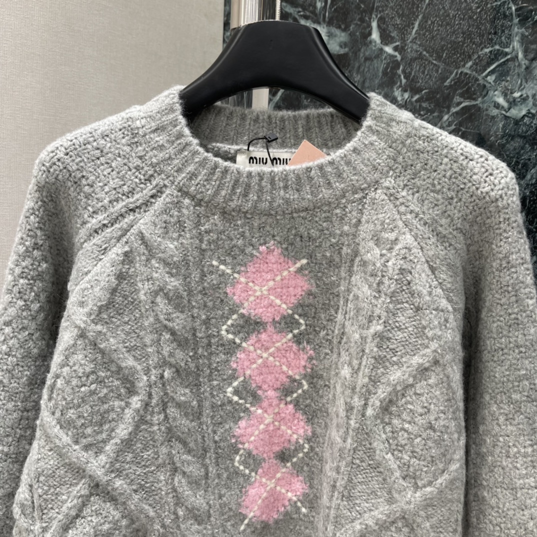 Miu 26春季新款 菱格提花毛衣 正面菱格提花+白色几何图案 细节感拉满 层次感十足 日常通勤 休闲都