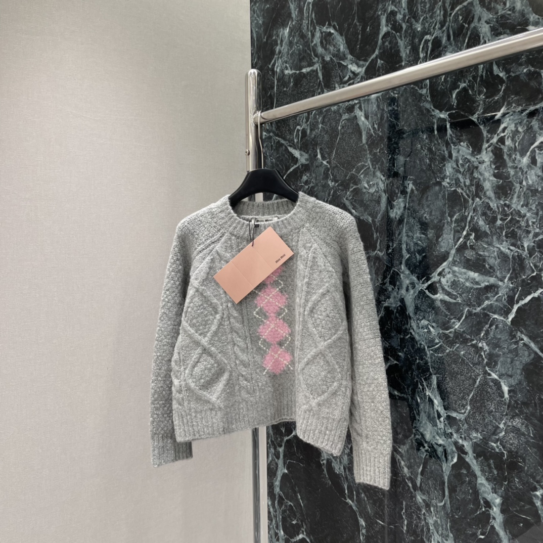 Miu 26春季新款 菱格提花毛衣 正面菱格提花+白色几何图案 细节感拉满 层次感十足 日常通勤 休闲都