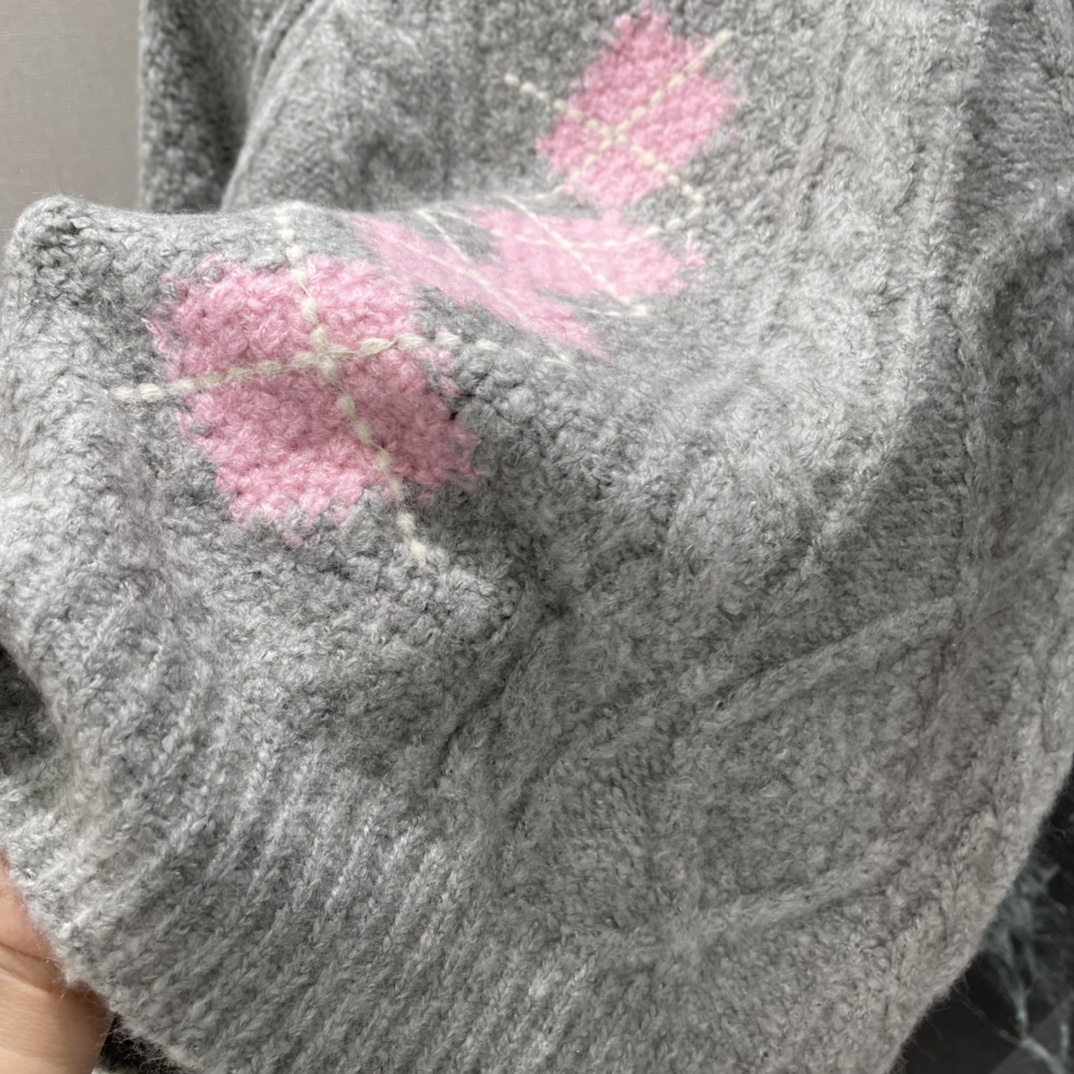 Miu 26春季新款 菱格提花毛衣 正面菱格提花+白色几何图案 细节感拉满 层次感十足 日常通勤 休闲都