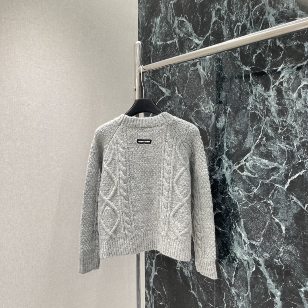 Miu 26春季新款 菱格提花毛衣 正面菱格提花+白色几何图案 细节感拉满 层次感十足 日常通勤 休闲都