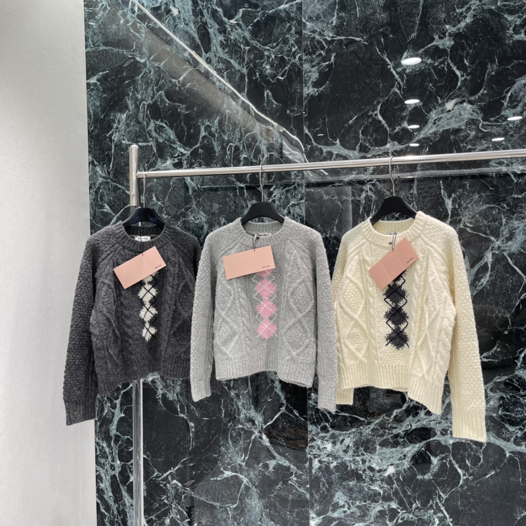 Miu 26春季新款 菱格提花毛衣 正面菱格提花+白色几何图案 细节感拉满 层次感十足 日常通勤 休闲都