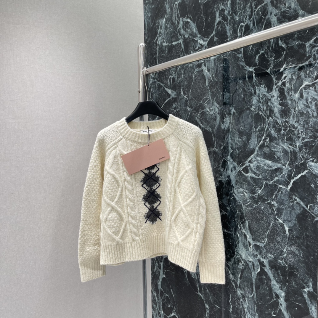 Miu 26春季新款 菱格提花毛衣 正面菱格提花+白色几何图案 细节感拉满 层次感十足 日常通勤 休闲都