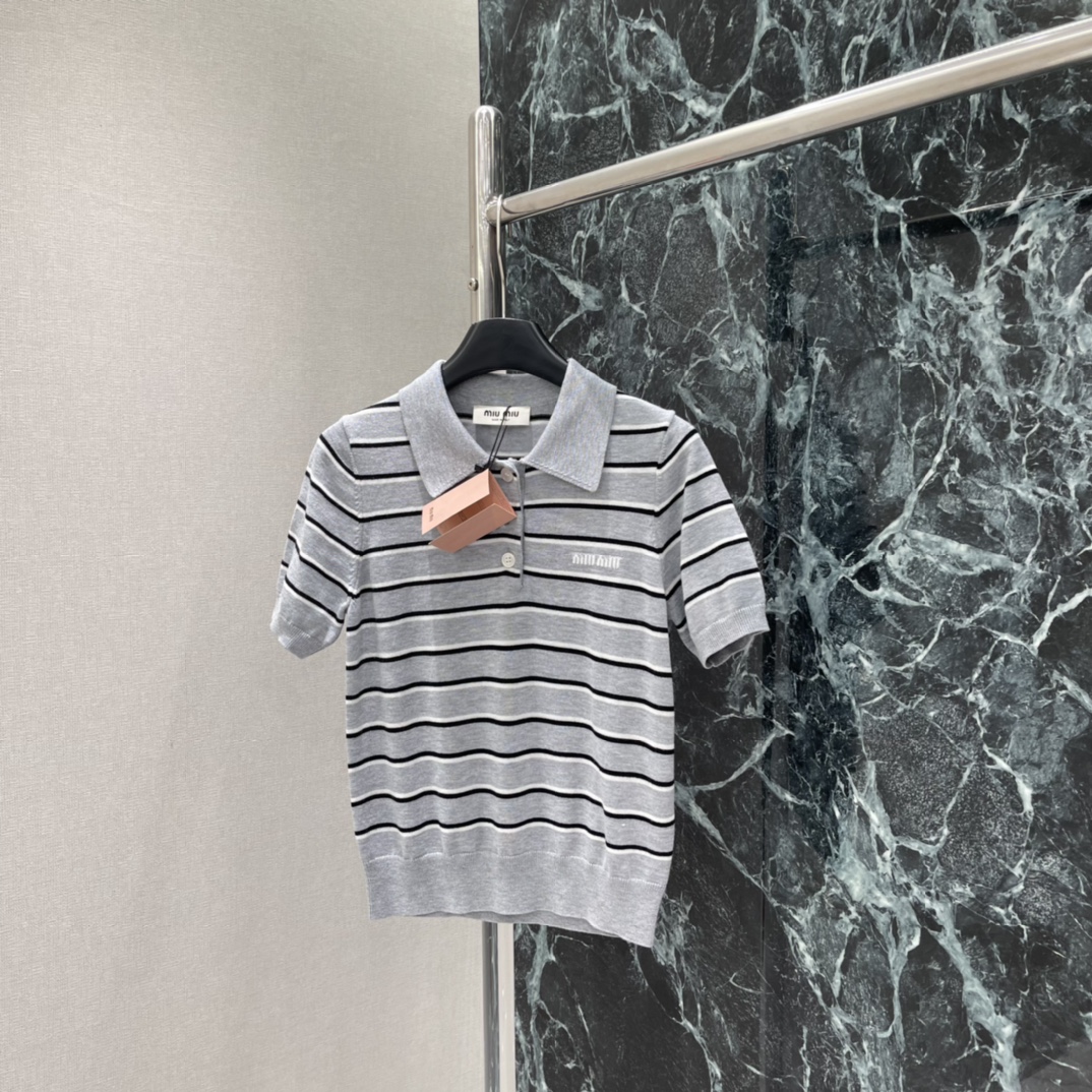 Miu 26春季新款 条纹Polo针织衫 经典Polo领+黑白条纹 学院风满满 胸前品牌刺绣超有辨识度 