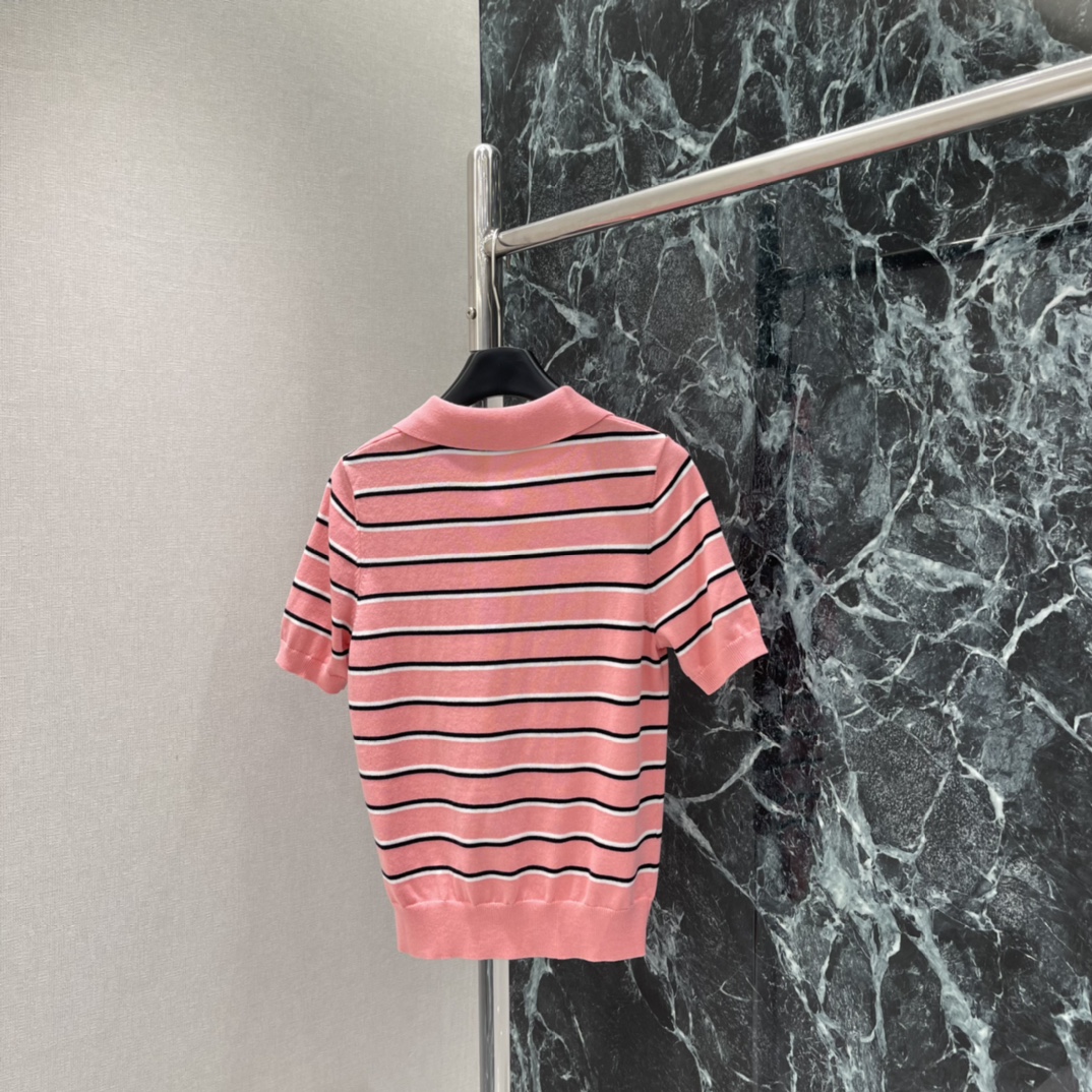 Miu 26春季新款 条纹Polo针织衫 经典Polo领+黑白条纹 学院风满满 胸前品牌刺绣超有辨识度 