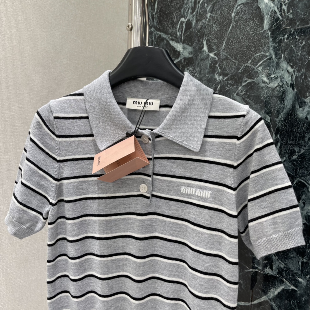 Miu 26春季新款 条纹Polo针织衫 经典Polo领+黑白条纹 学院风满满 胸前品牌刺绣超有辨识度 