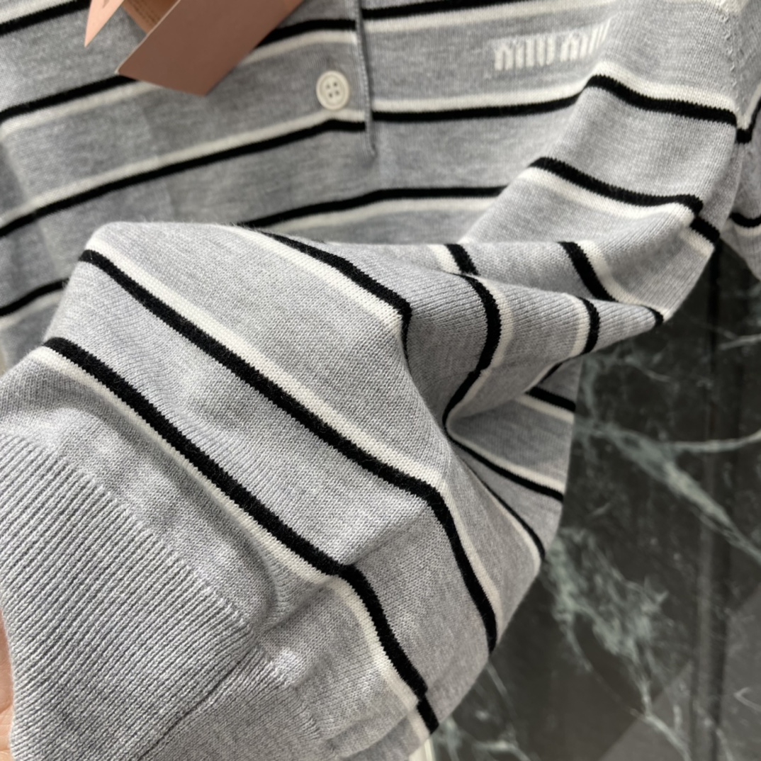 Miu 26春季新款 条纹Polo针织衫 经典Polo领+黑白条纹 学院风满满 胸前品牌刺绣超有辨识度 