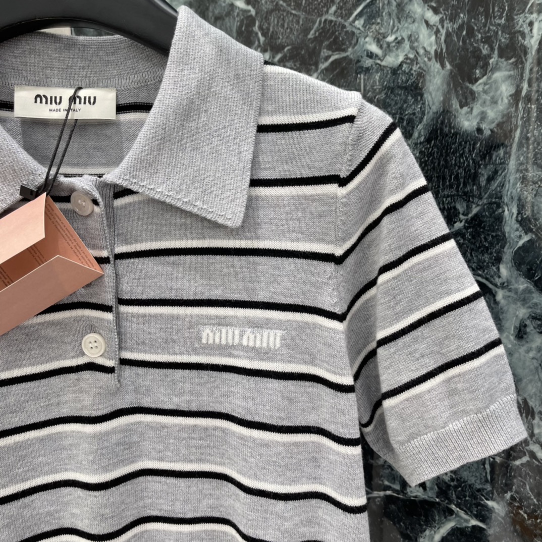 Miu 26春季新款 条纹Polo针织衫 经典Polo领+黑白条纹 学院风满满 胸前品牌刺绣超有辨识度 
